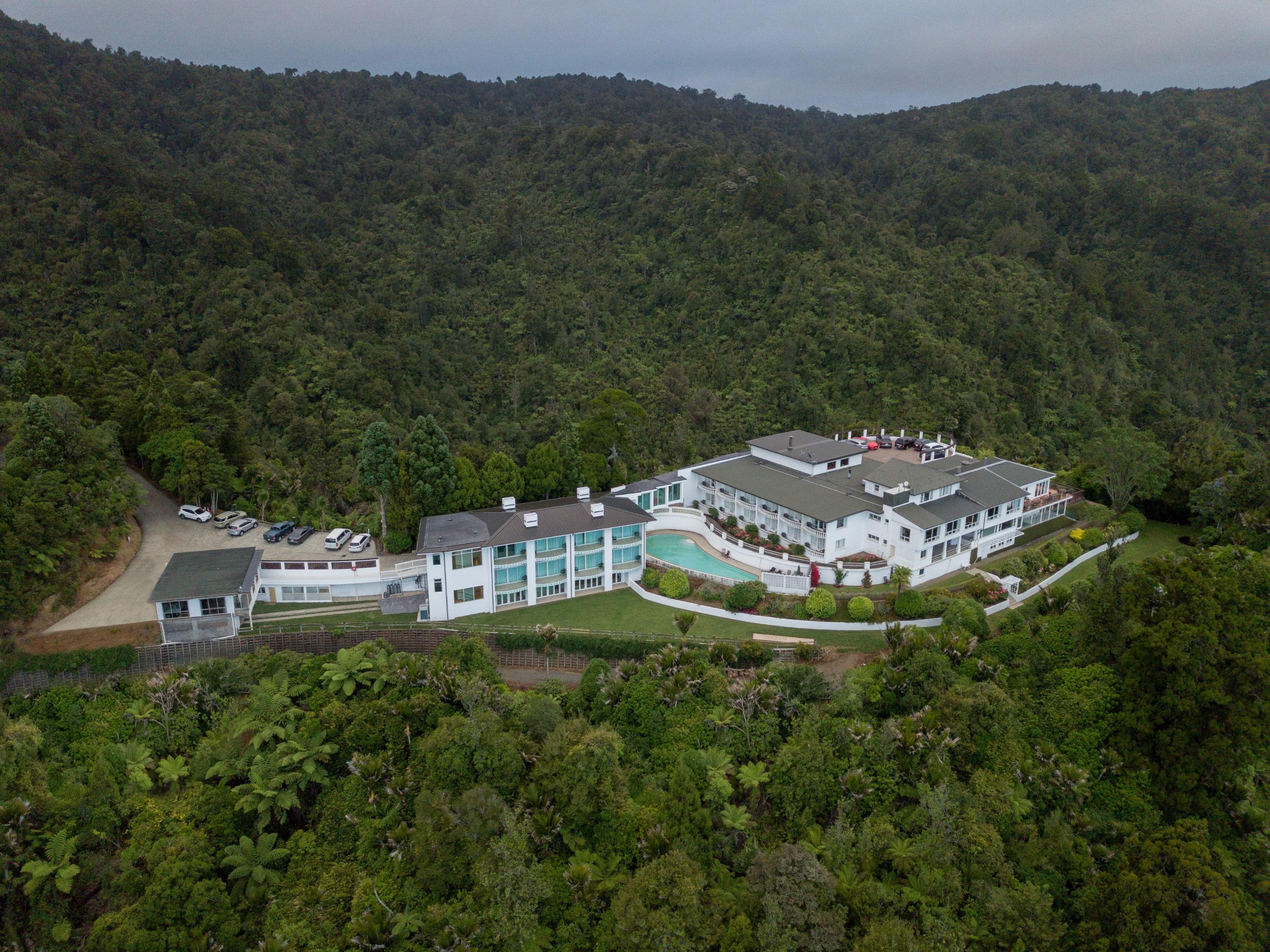Waitakere & Hotel Auckland