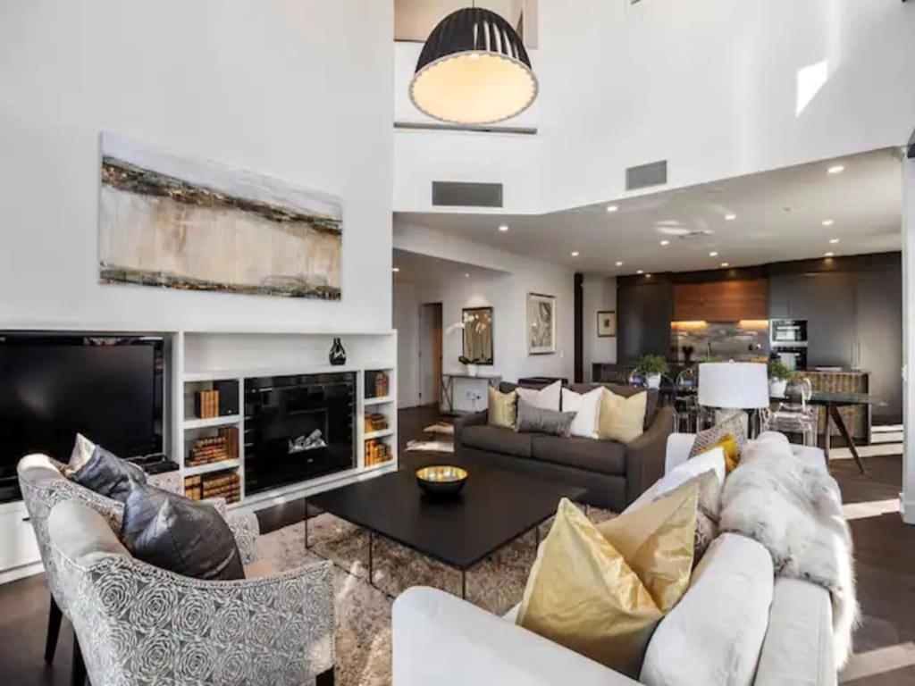 Penthouse Sophistication On Queen Street Apartment *