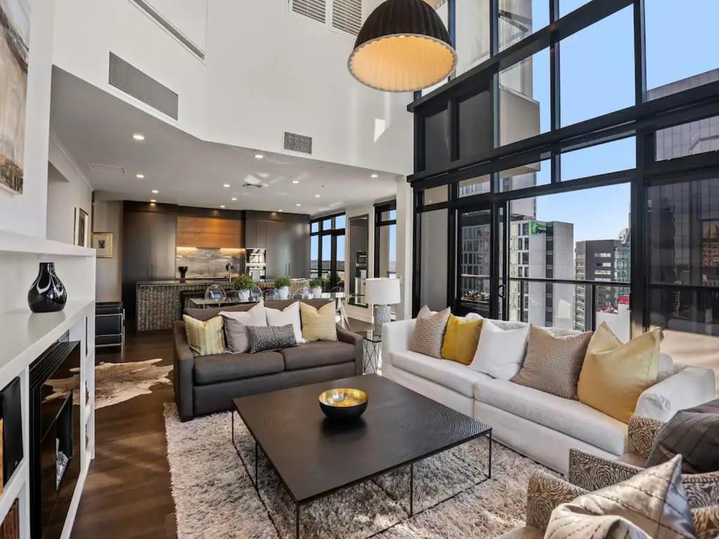 Penthouse Sophistication On Queen Street