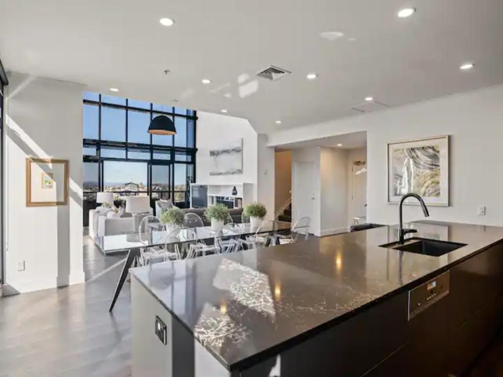 Penthouse Sophistication On Queen Street