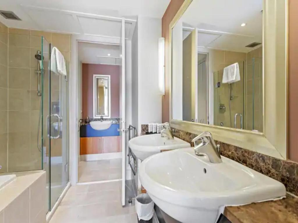 Apartamento Viaduct 1-bedroom With Balcony!