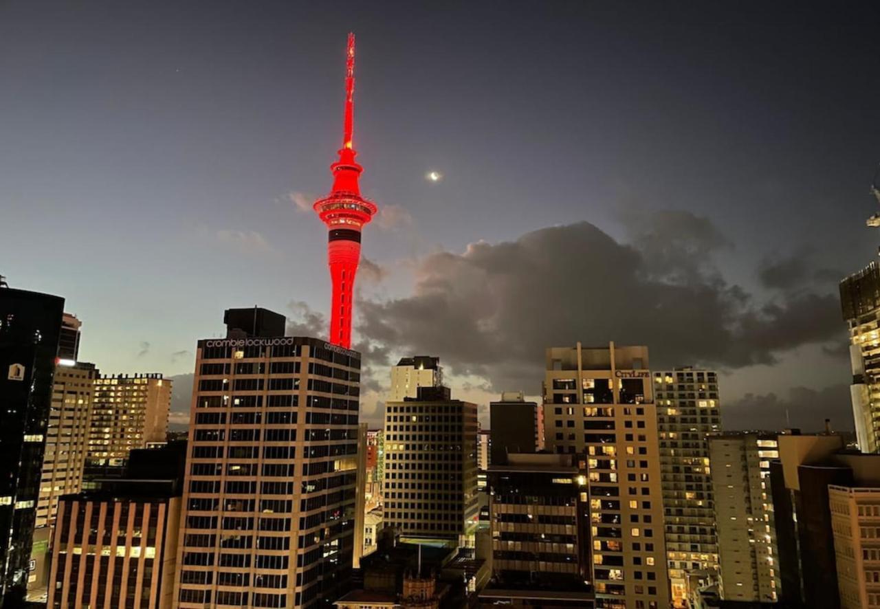 Metropolis With Skytower View Apartment