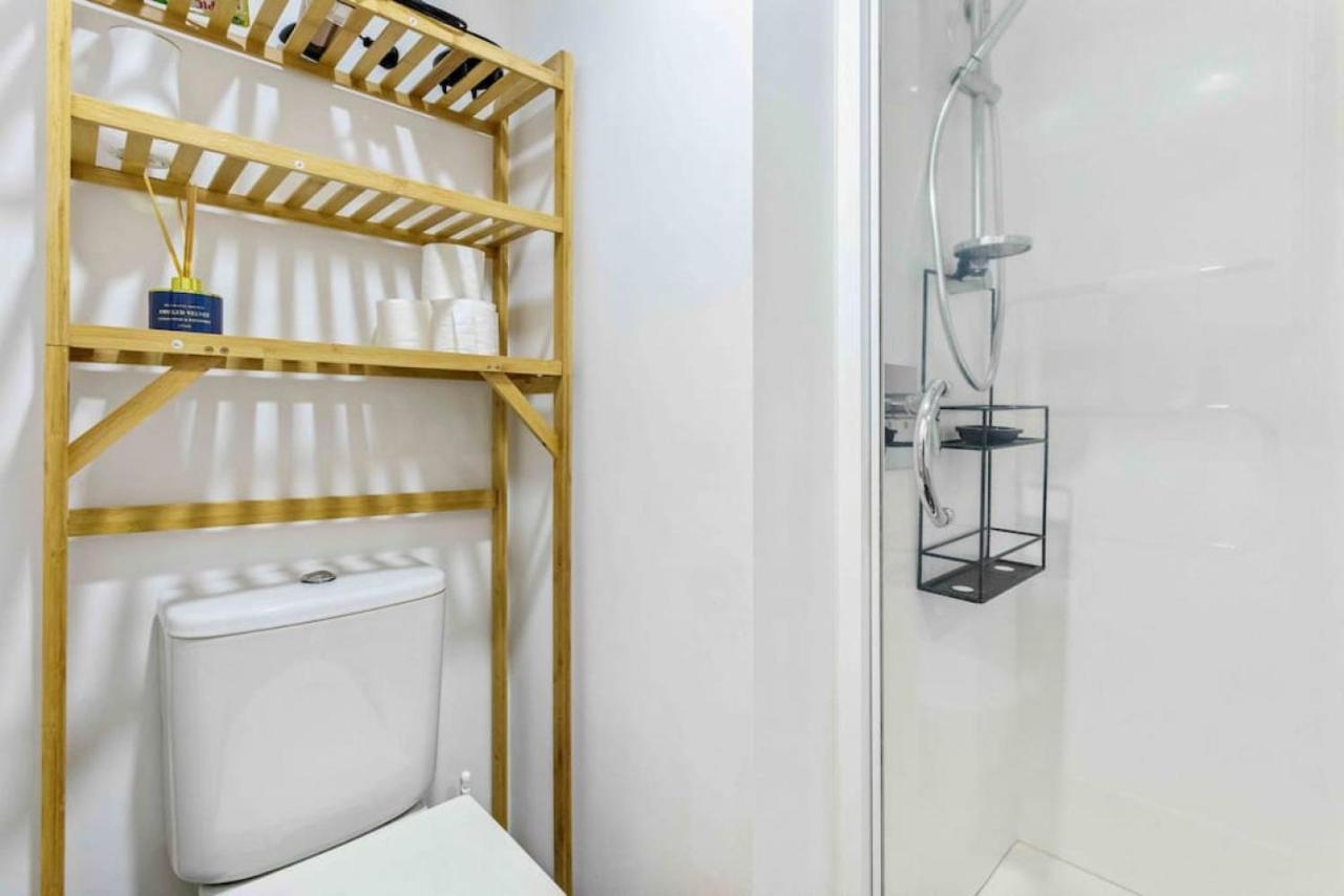 Cozy Two Bedroom With Seaview - Wifi - Gym Auckland