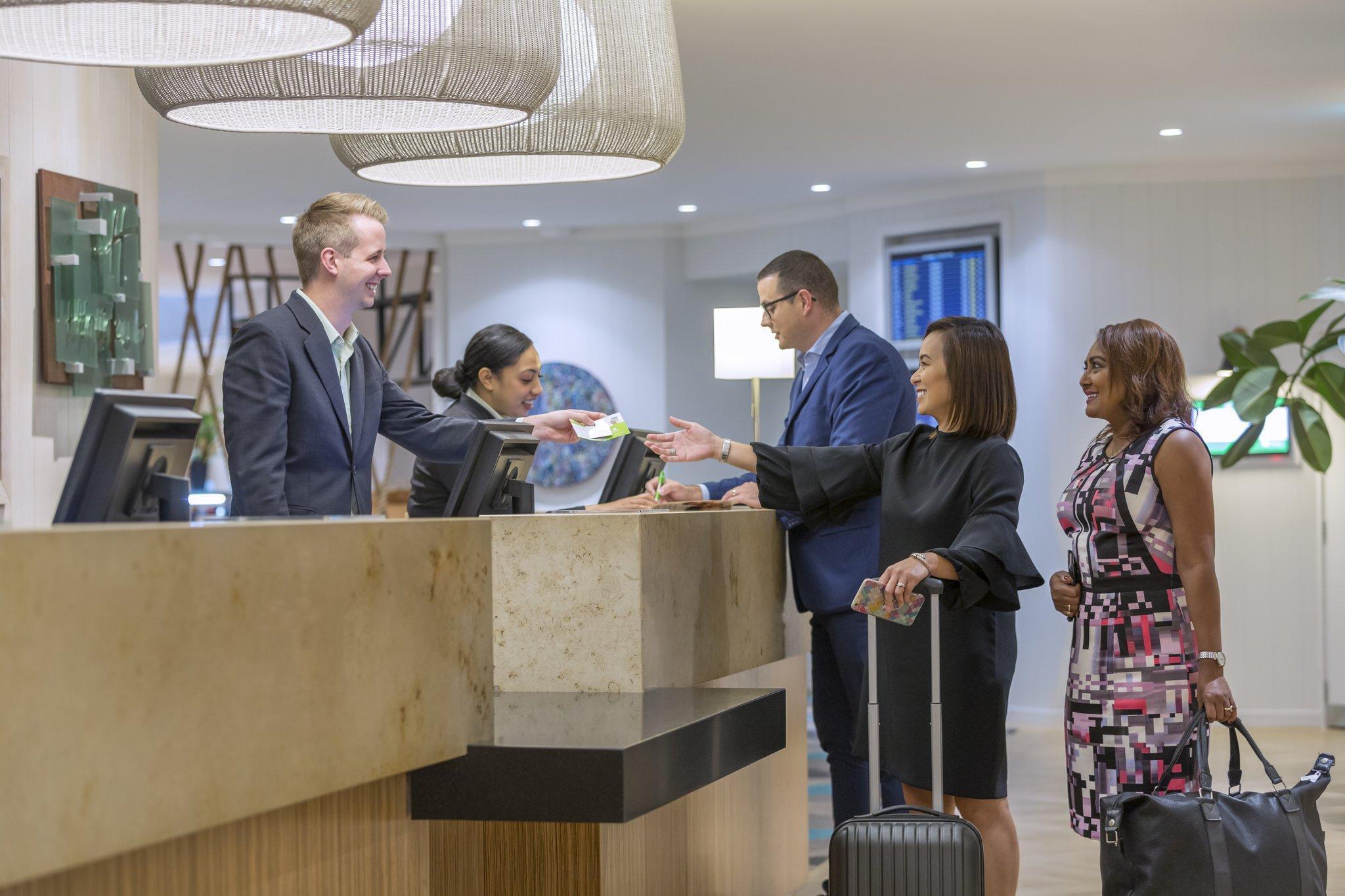 Hotel Airport By Ihg 4*