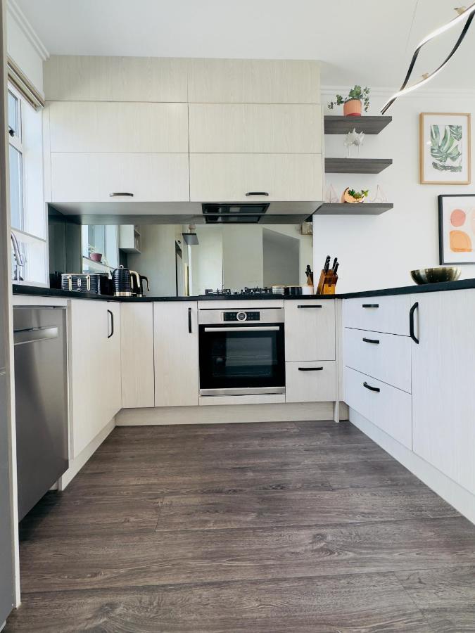 Plush 3 Bedroom Property In Hobsonville Apartment *
