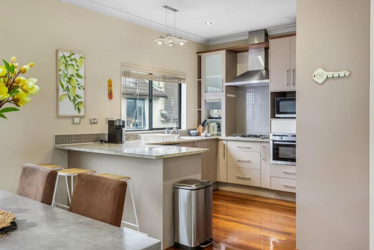 Modern 2br Abode - Near Eastern Beaches Apartment *
