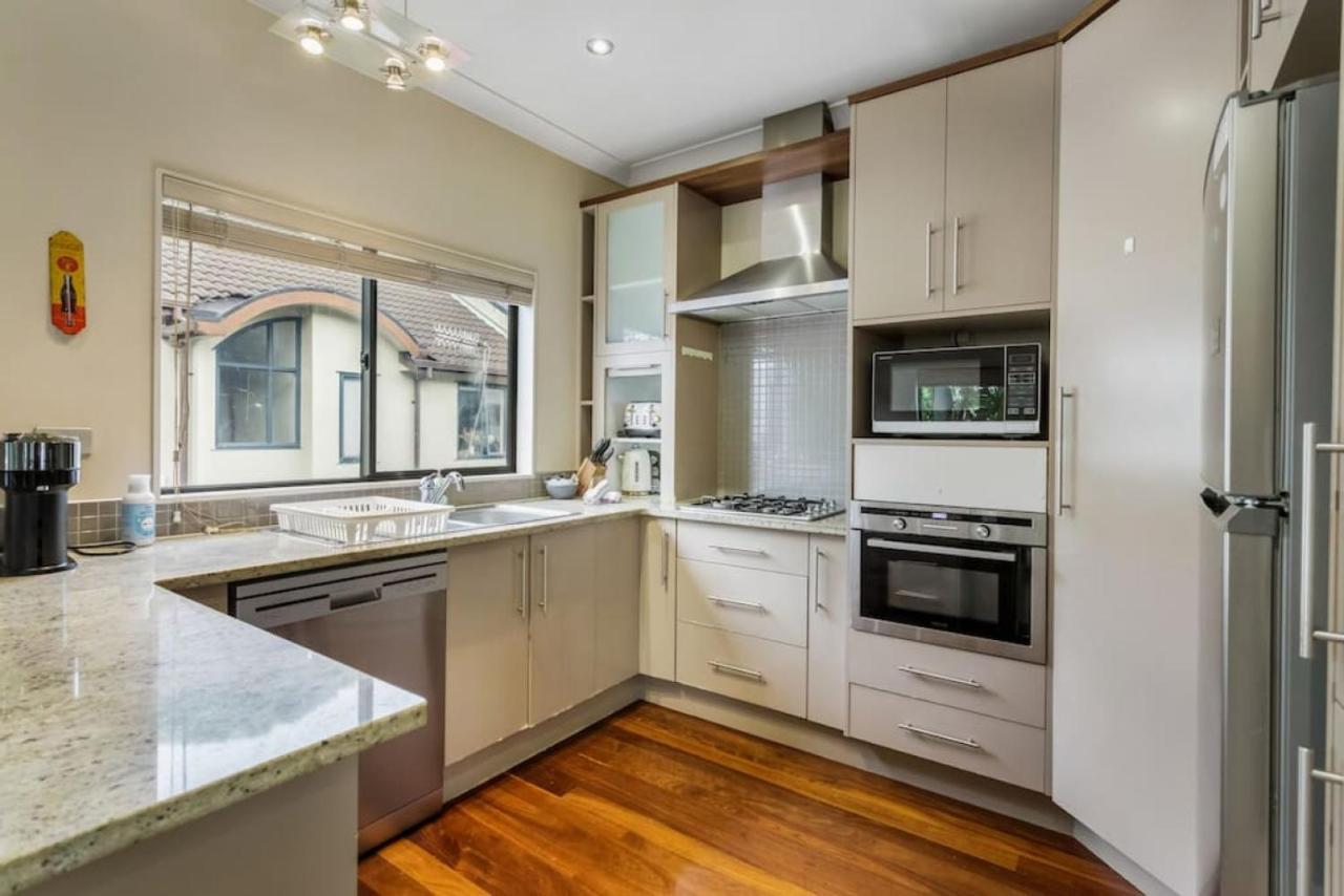 Modern 2br Abode - Near Eastern Beaches *