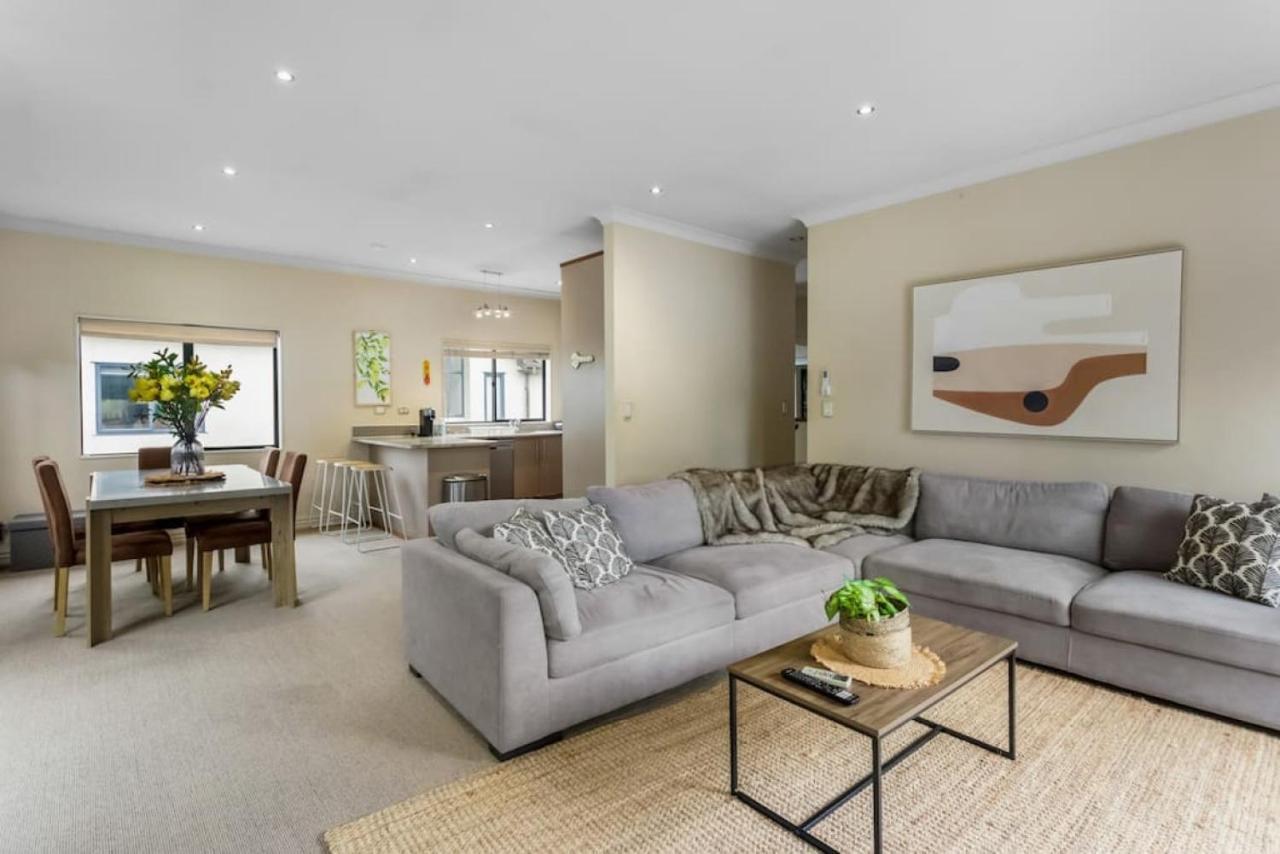 Modern 2br Abode - Near Eastern Beaches