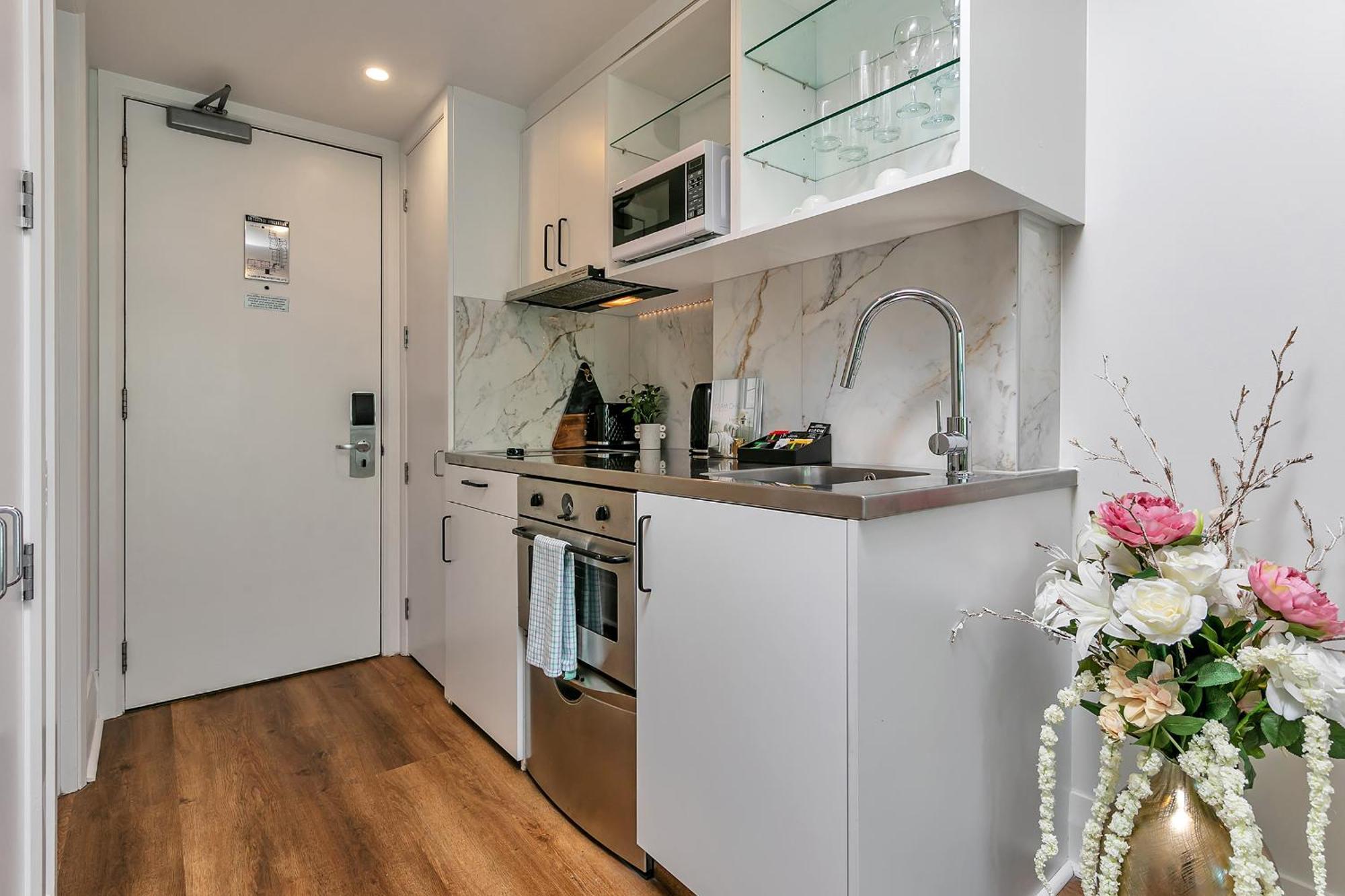Viaduct's Hidden Gem Apartment Auckland