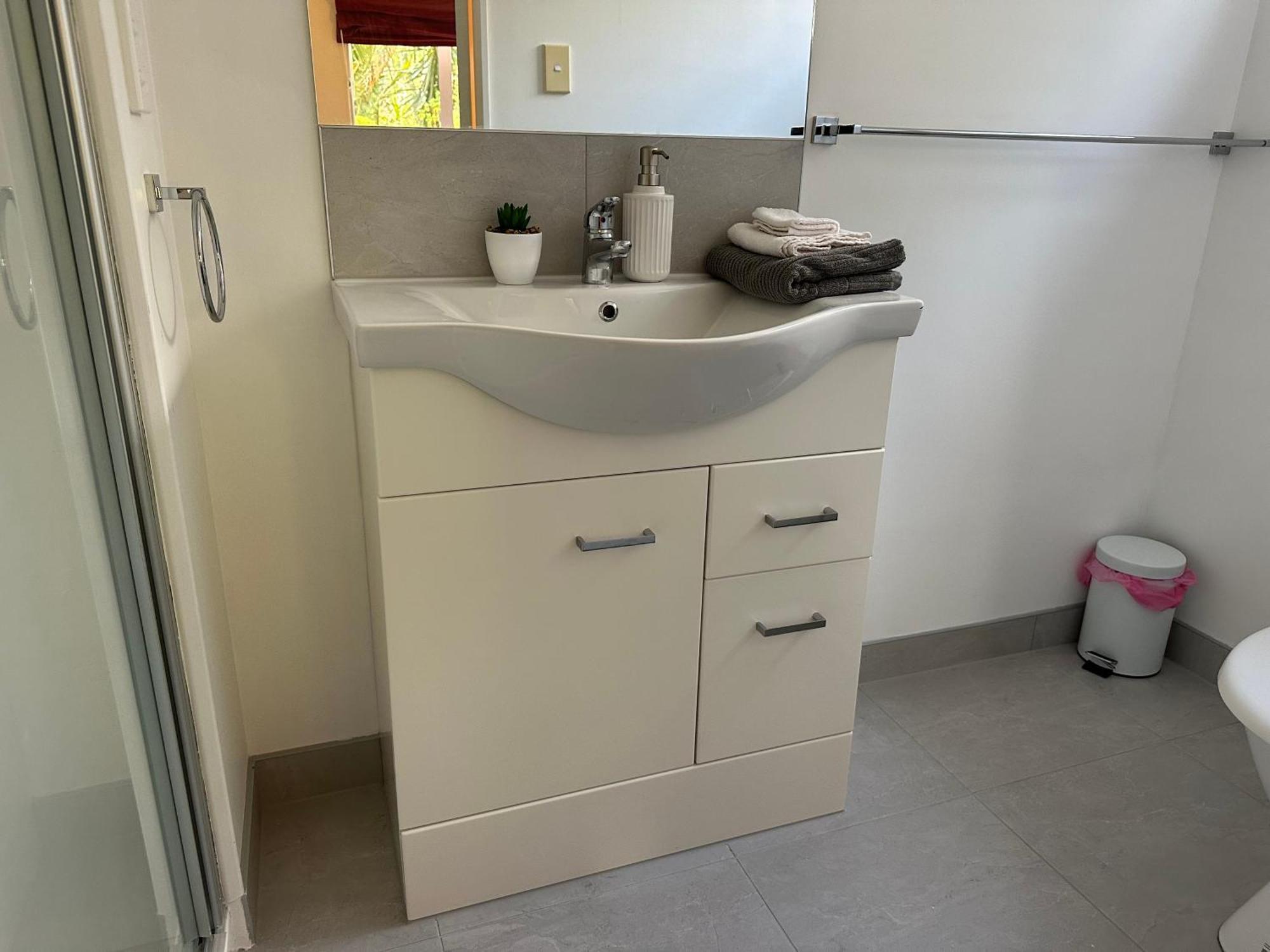 New Lynn Self- Contained Unit Near Golf Course Apartment