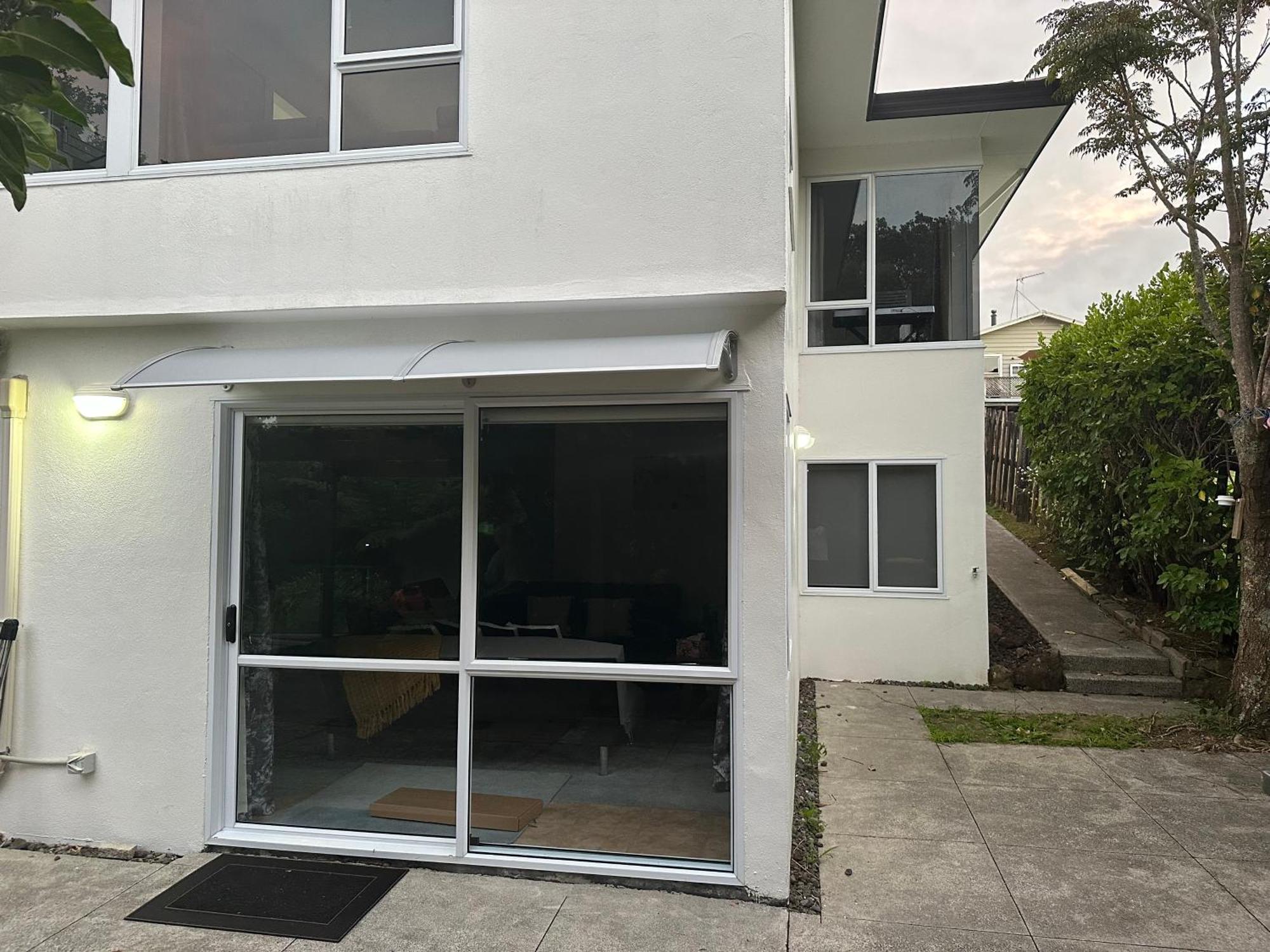 New Lynn Self- Contained Unit Near Golf Course Auckland