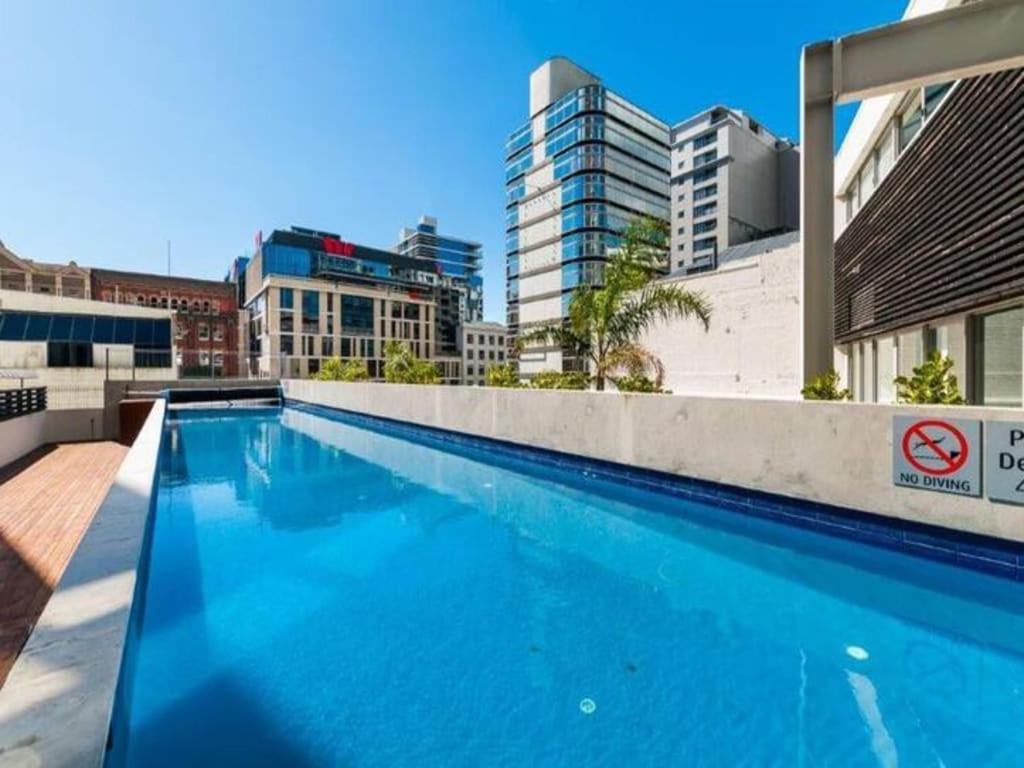 Luxury 2br In Cbd Pool, Gym, Prime Spot *