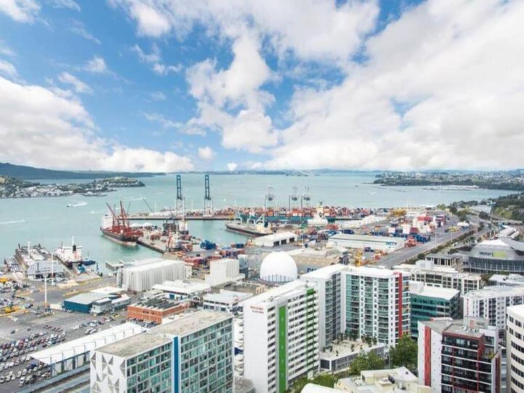 Luxury 2br In Cbd Pool, Gym, Prime Spot Apartment