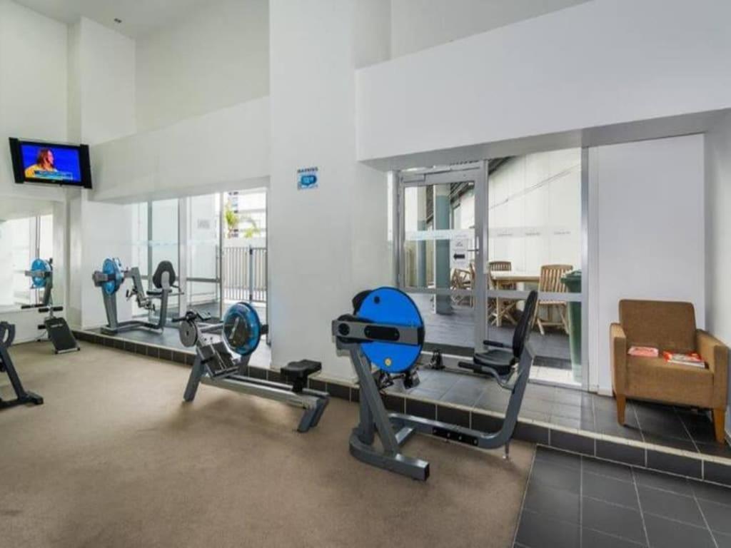 Luxury 2br In Cbd Pool, Gym, Prime Spot Apartment