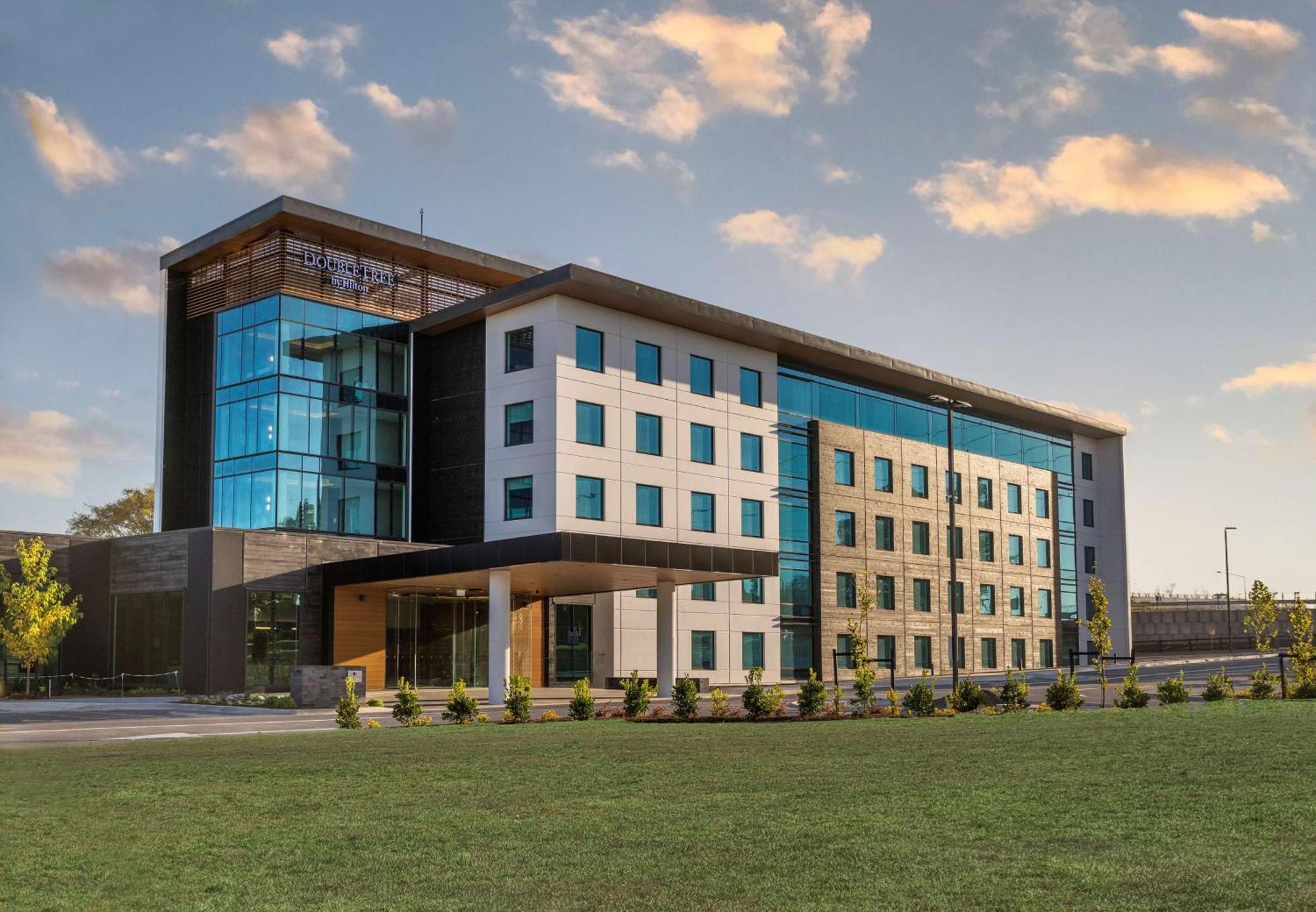 Doubletree By Hilton Karaka Hotel