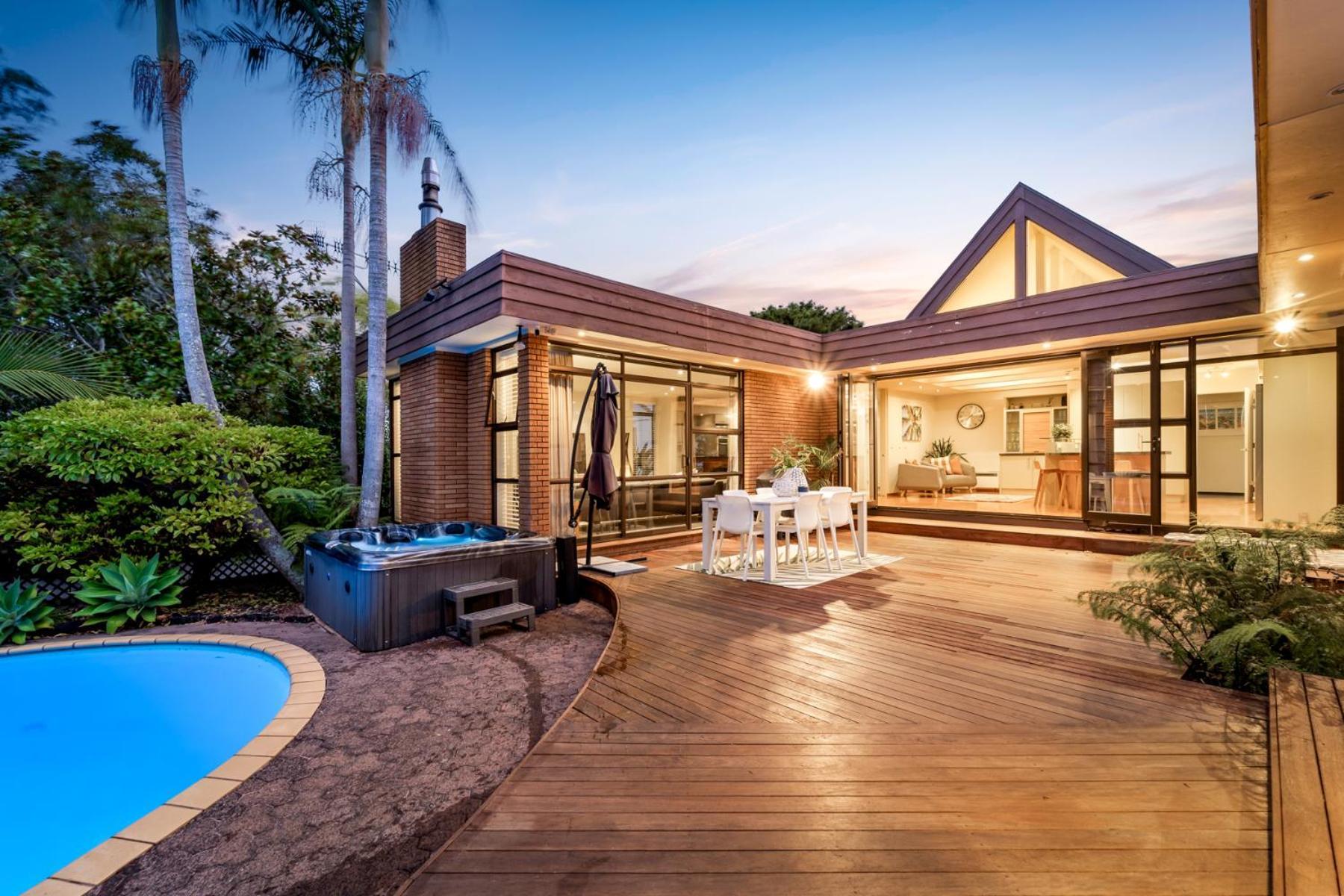 Entire House With Pool, Auckland