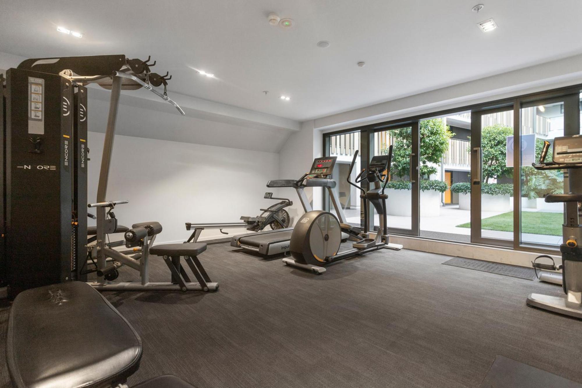 Feel At With Aircon, Pool, Gym, Wifi Apartment