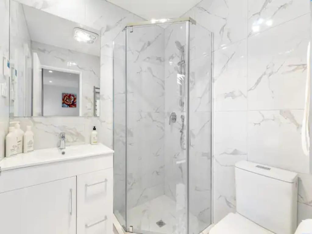 Wonderful Three Bedroom With Garage *