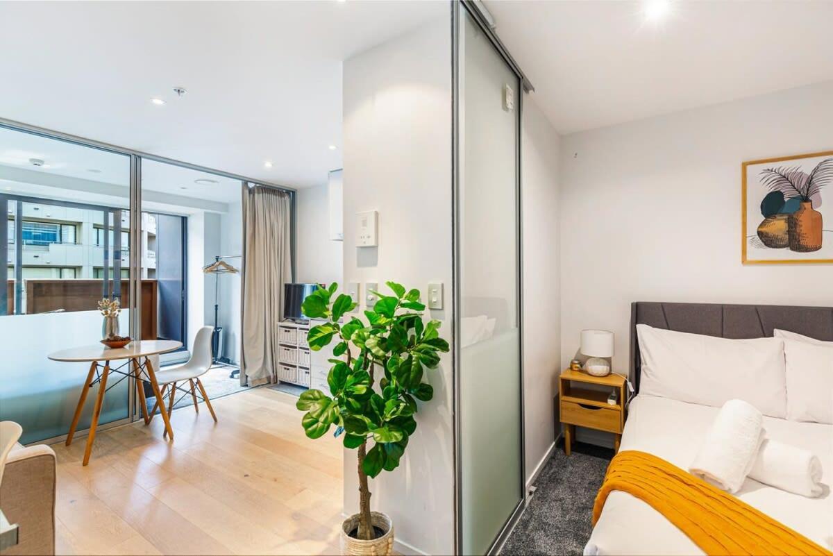 Apartment Sleek With A Private Balcony