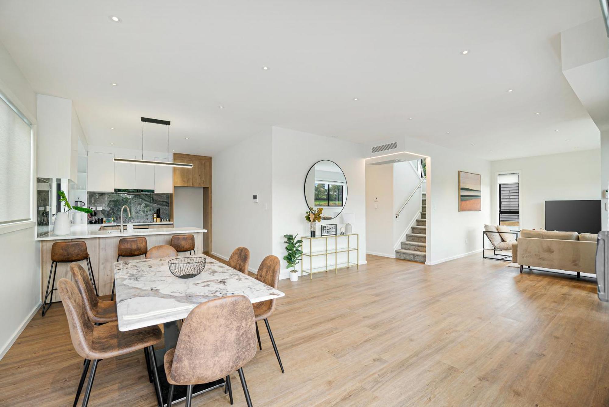 Luxury Sun Soaked Devonport Waterfront 4br *