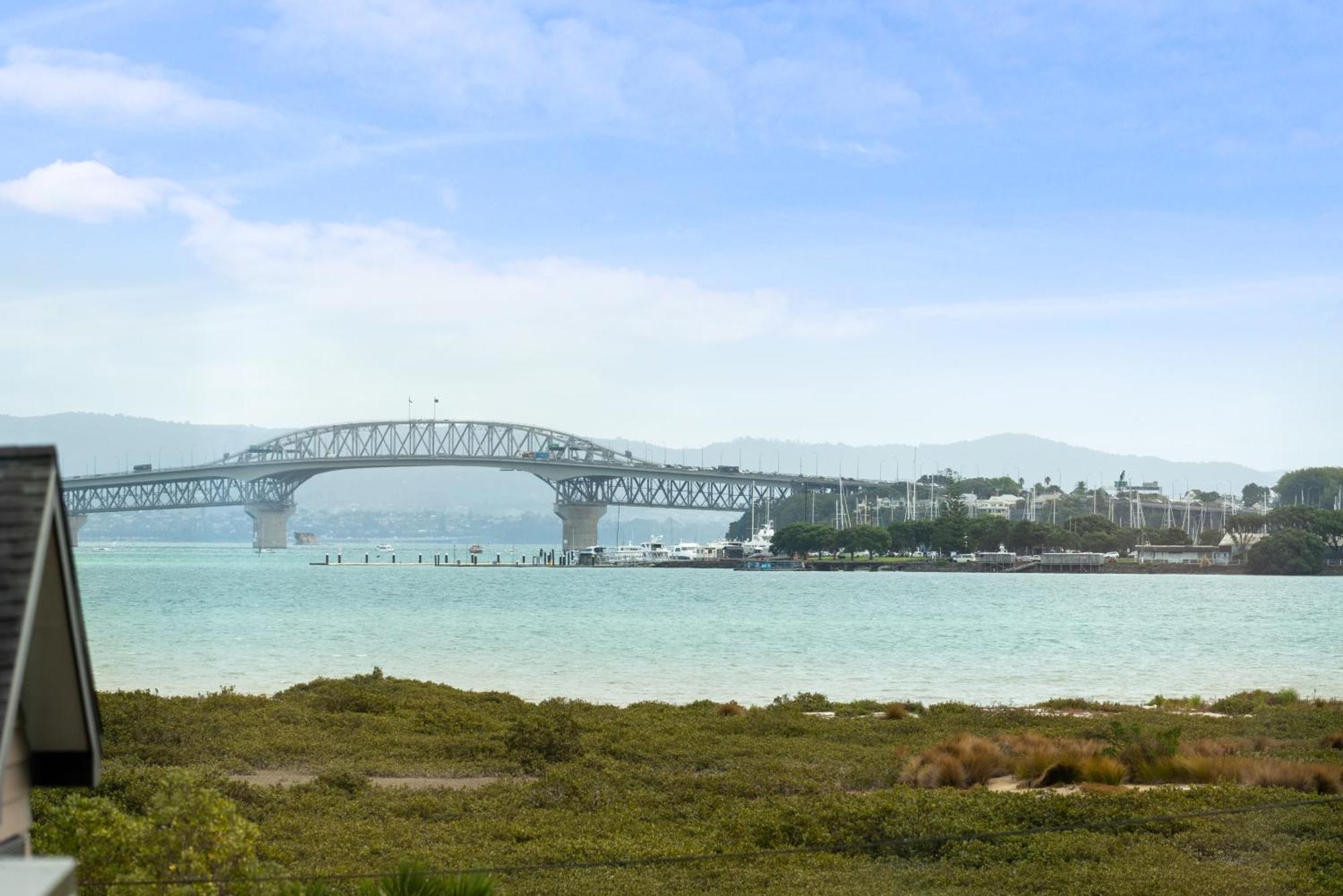 Luxury Sun Soaked Devonport Waterfront 4br Apartment *