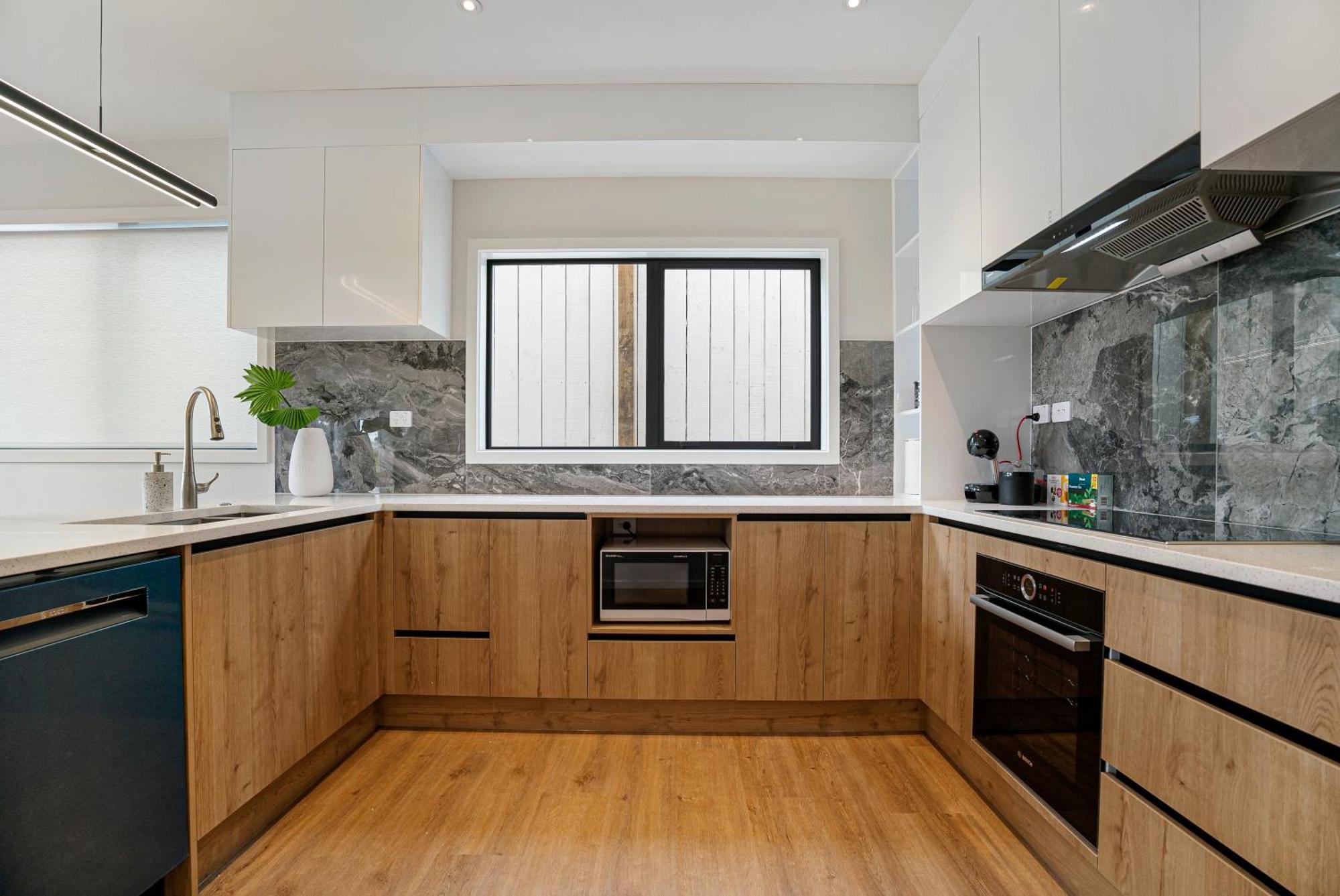Apartment Luxury Sun Soaked Devonport Waterfront 4br