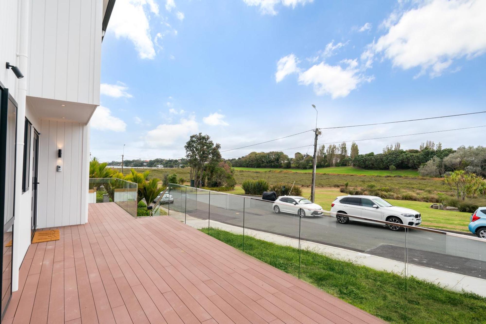 Luxury Sun Soaked Devonport Waterfront 4br Apartment *