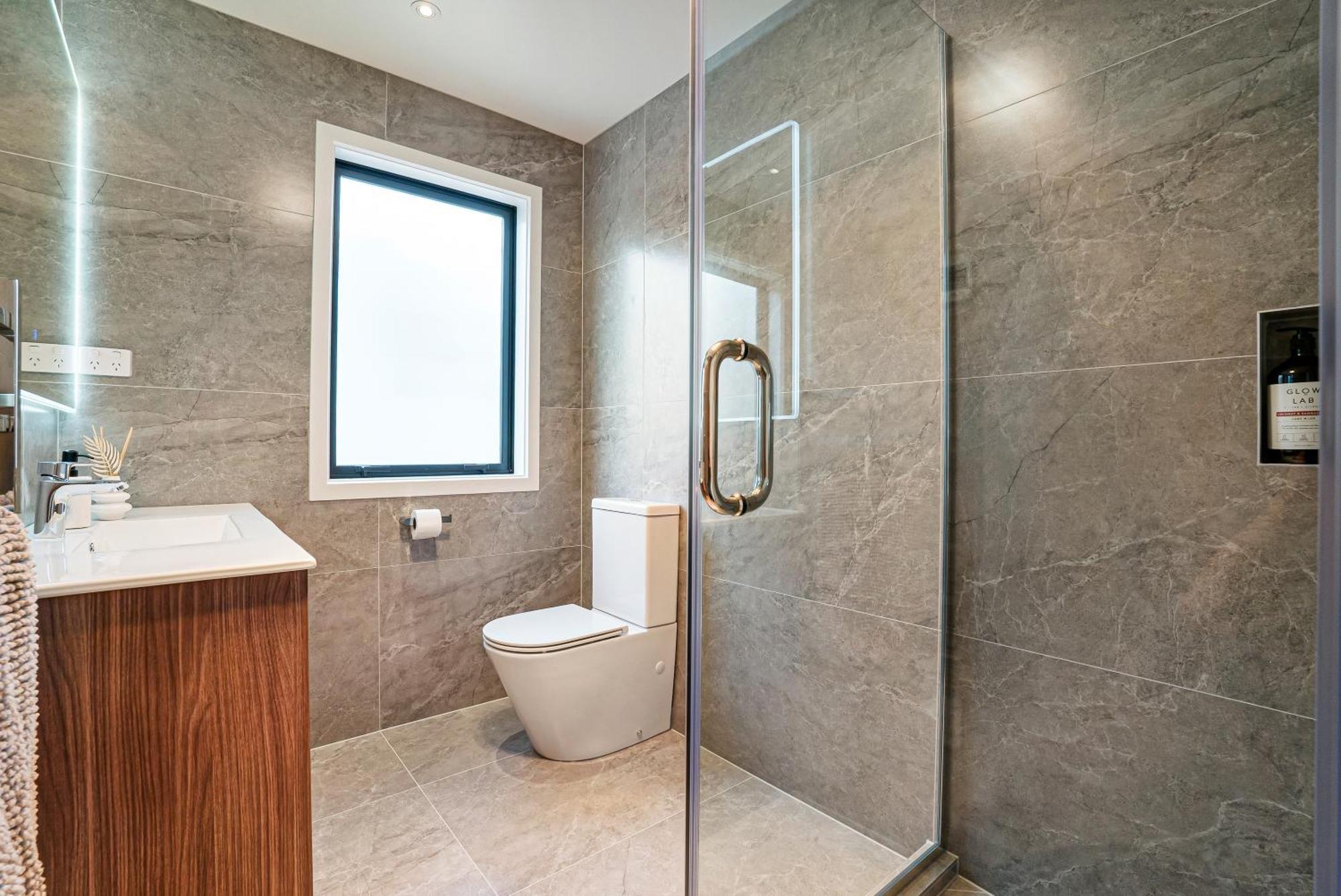 Luxury Sun Soaked Devonport Waterfront 4br
