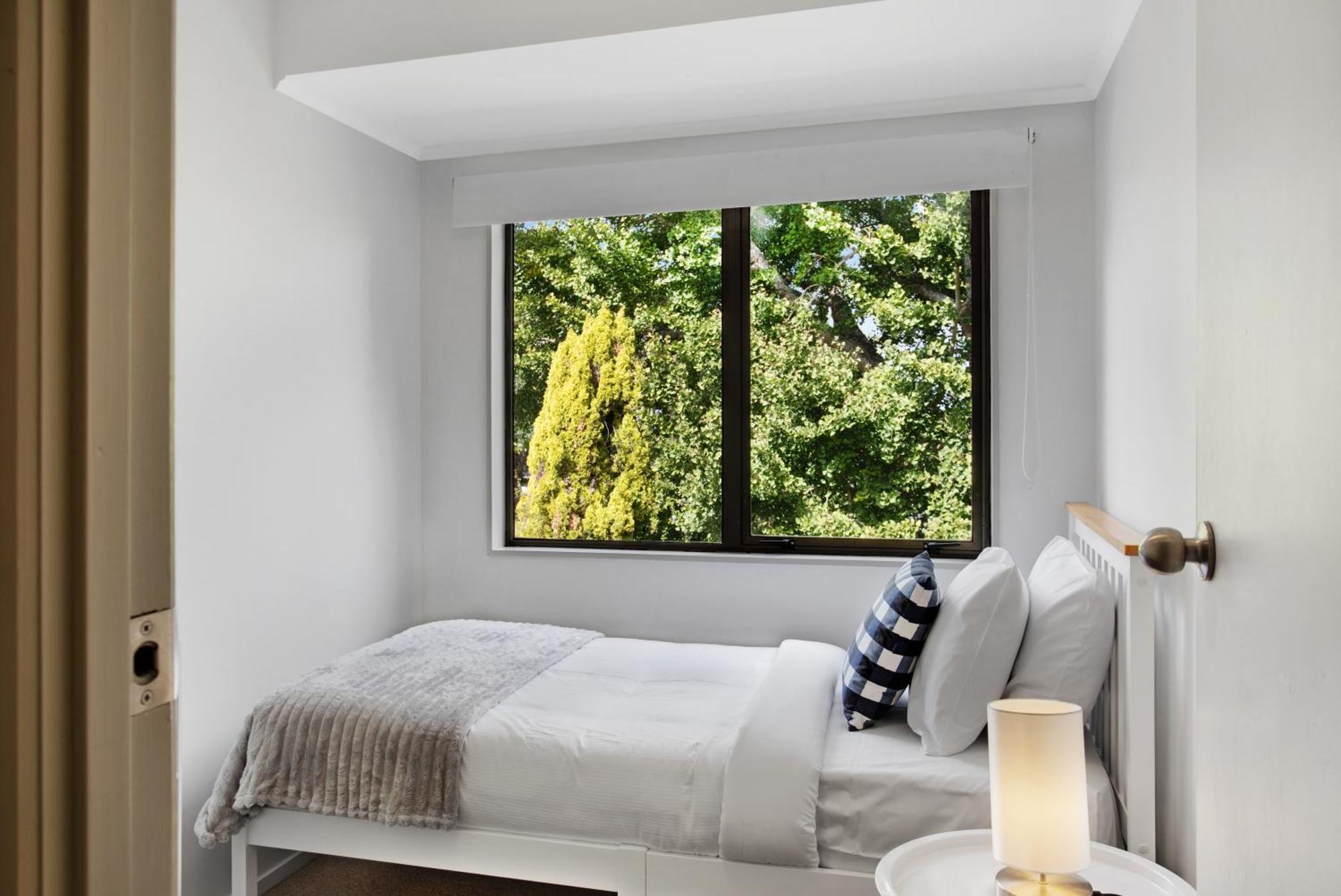 Sunnyside Townhouse With Rumpus, Parking And Deck