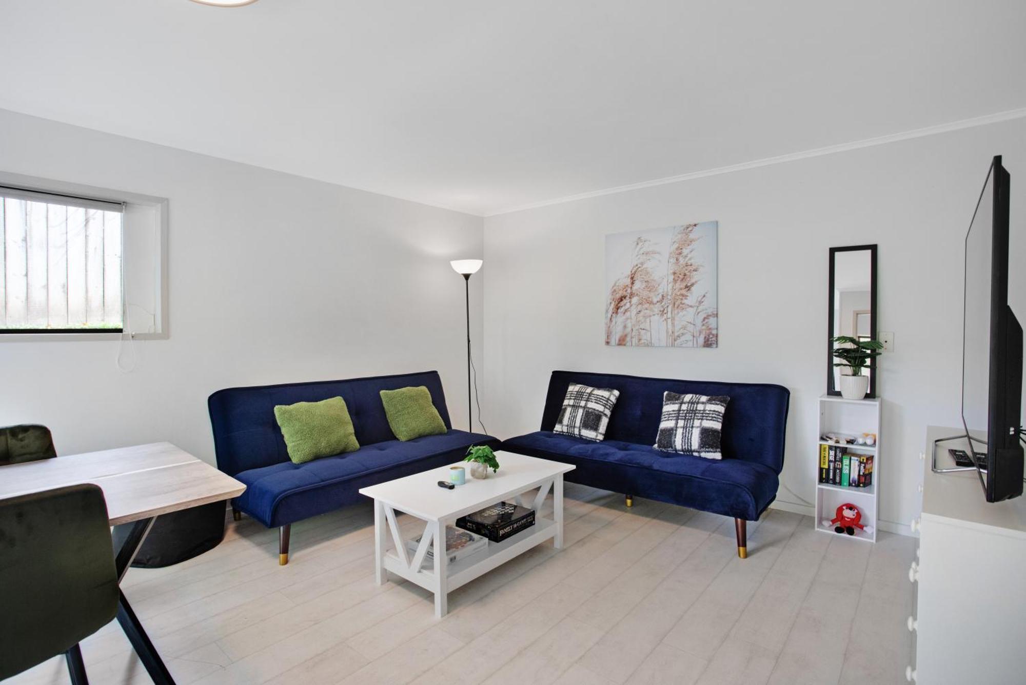Sunnyside Townhouse With Rumpus, Parking And Deck *