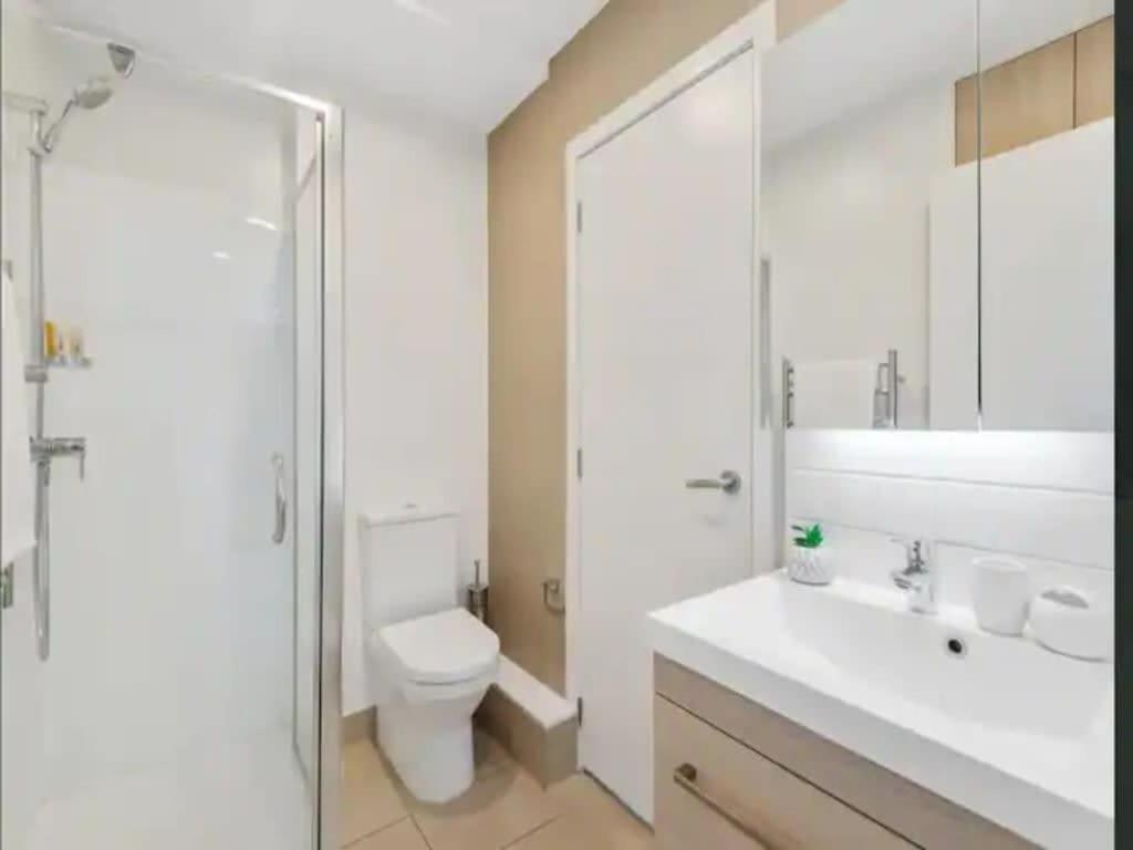 Just Opposite To Sky Tower , 2 Bed 2 Bath In Cbd *