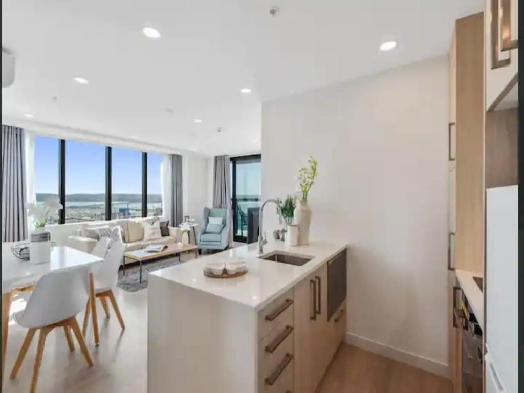Just Opposite To Sky Tower , 2 Bed 2 Bath In Cbd * Auckland