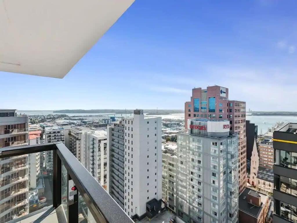Just Opposite To Sky Tower , 2 Bed 2 Bath In Cbd *