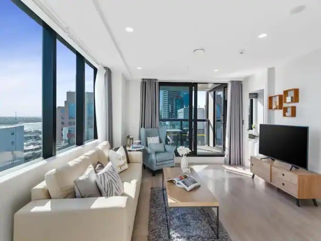 Just Opposite To Sky Tower , 2 Bed 2 Bath In Cbd