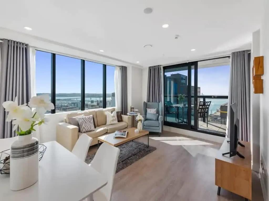 Just Opposite To Sky Tower , 2 Bed 2 Bath In Cbd *
