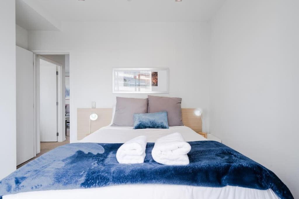 2 Brm Apt - Stunning Harbour Views, Level 24 Apartment