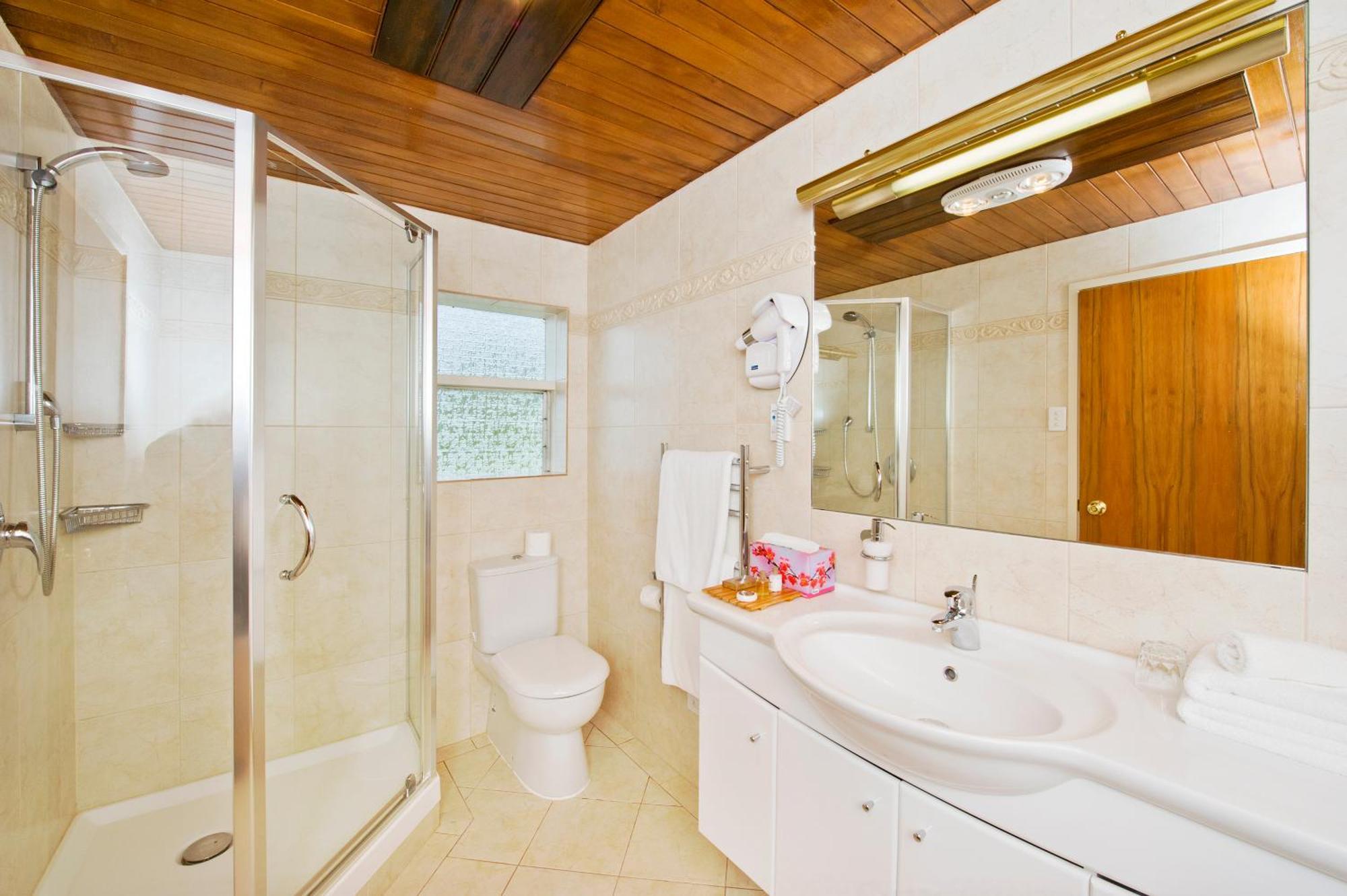 Hotel Waitakere & Auckland