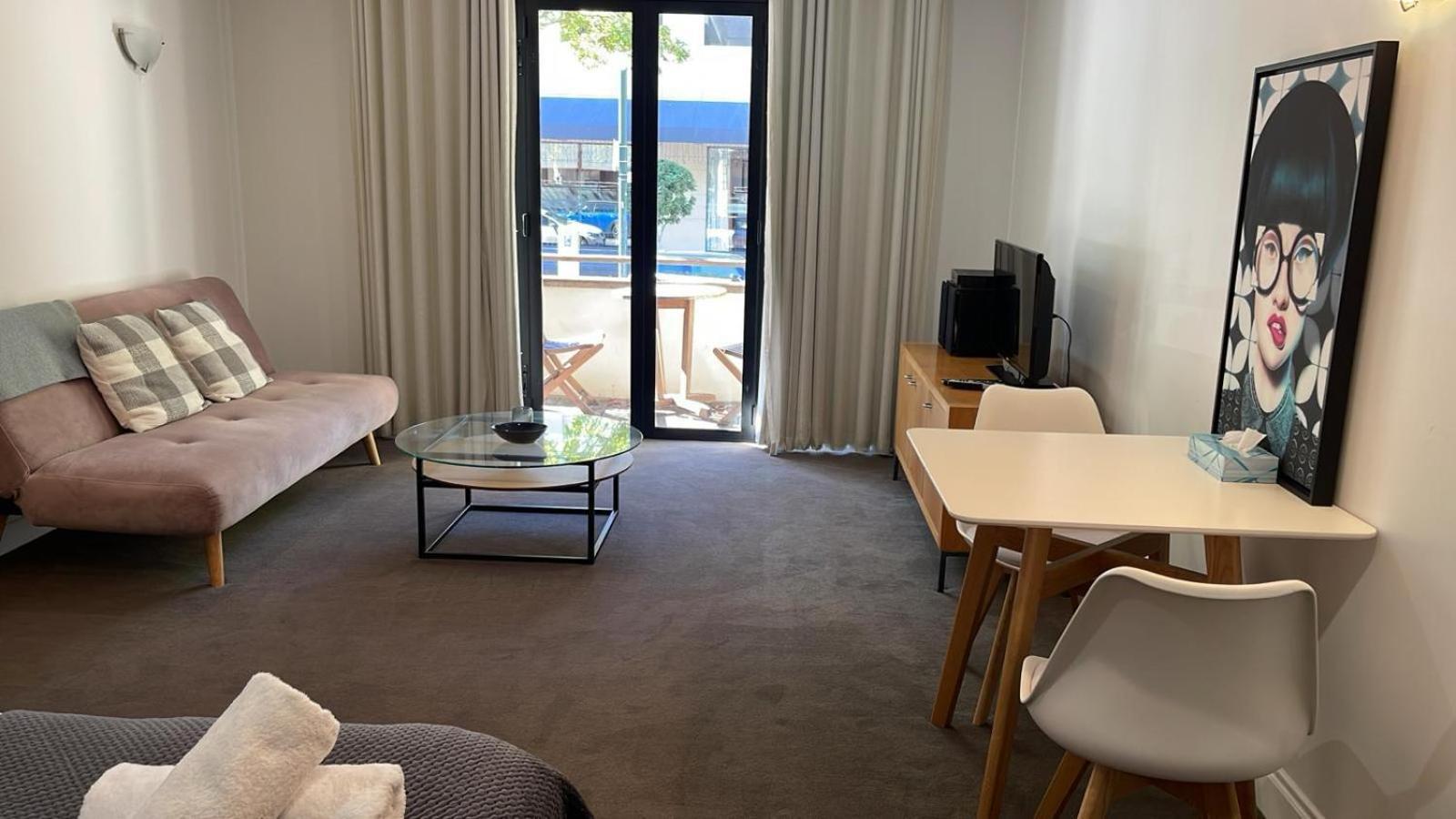 Cosy Centre W/ Balcony Auckland