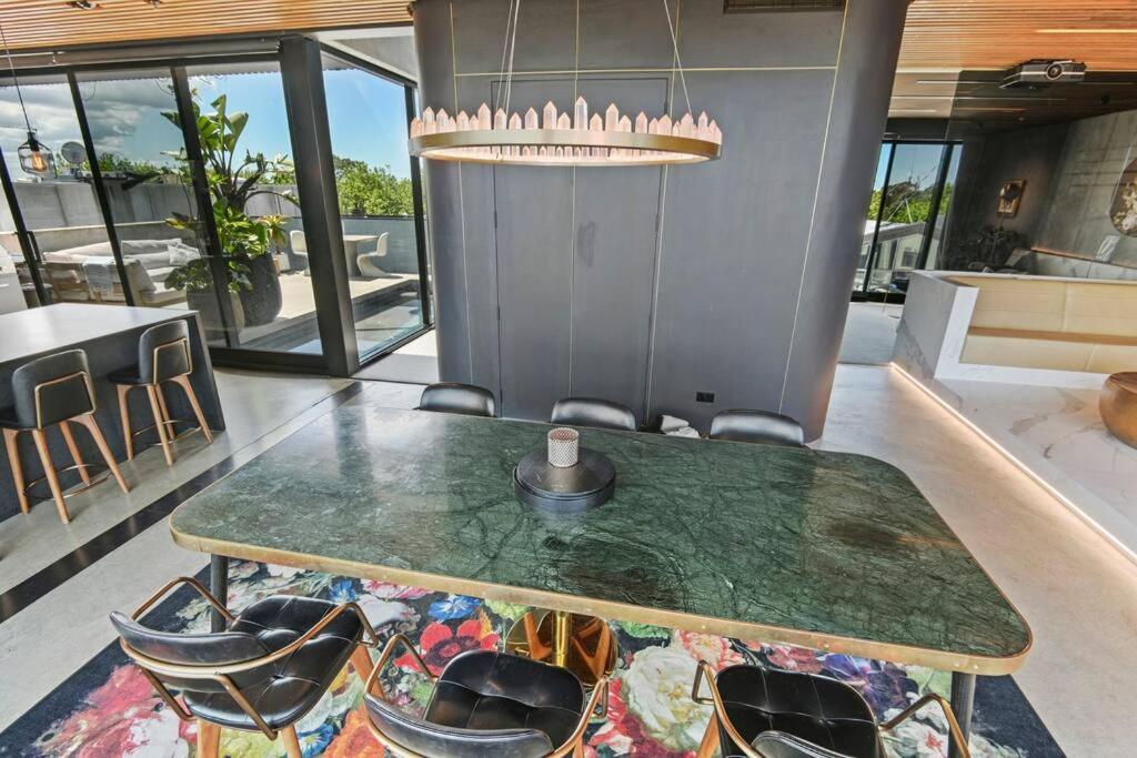 Entertainers Penthouse With 5 Bedrooms Pool & Apartment