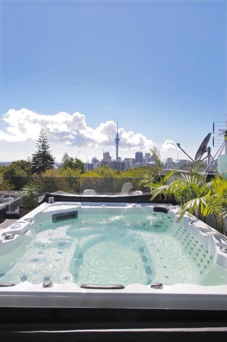 Entertainers Penthouse With 5 Bedrooms Pool & Auckland