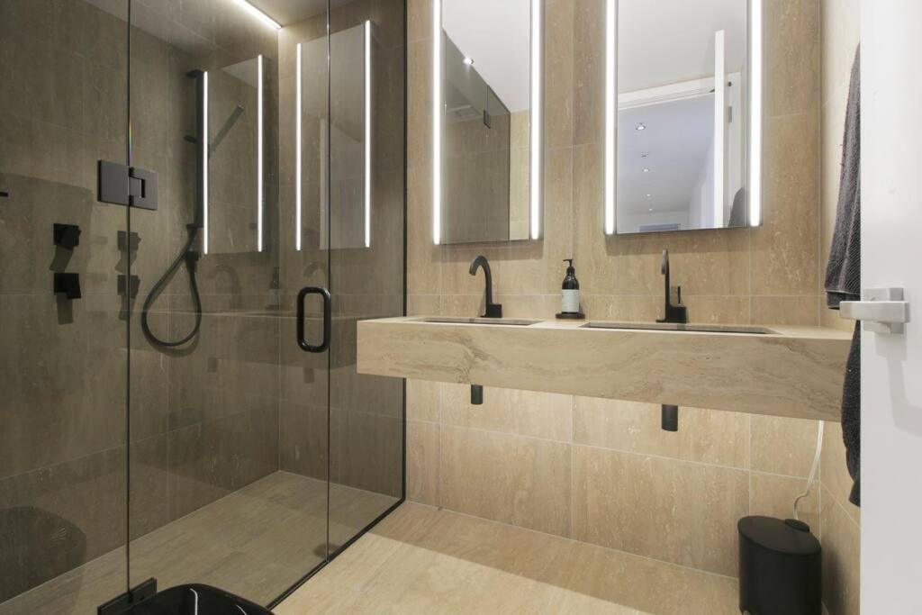 Entertainers Penthouse With 5 Bedrooms Pool & Auckland