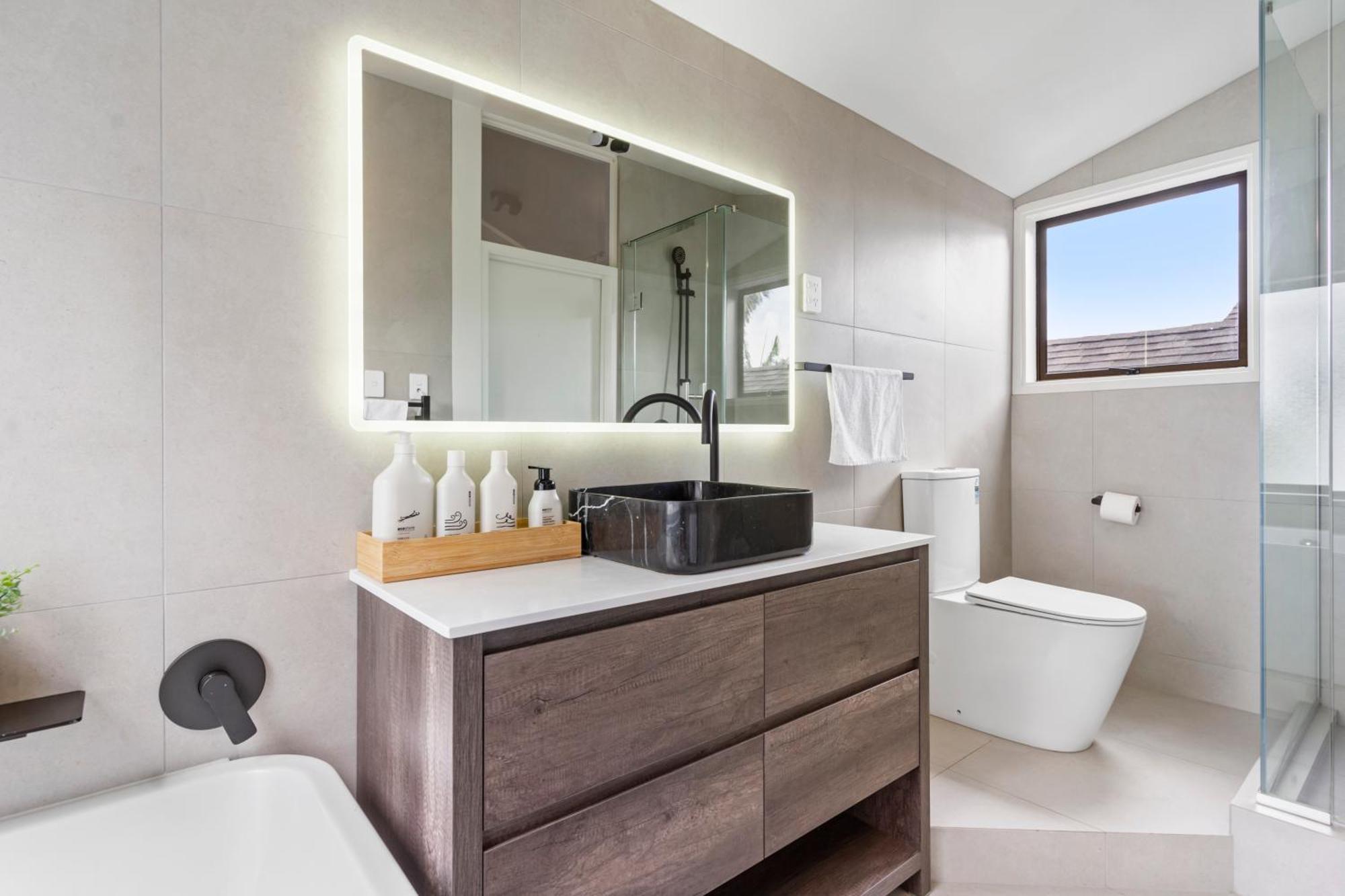 Seaside Serenity 4br Modern Holiday home Auckland