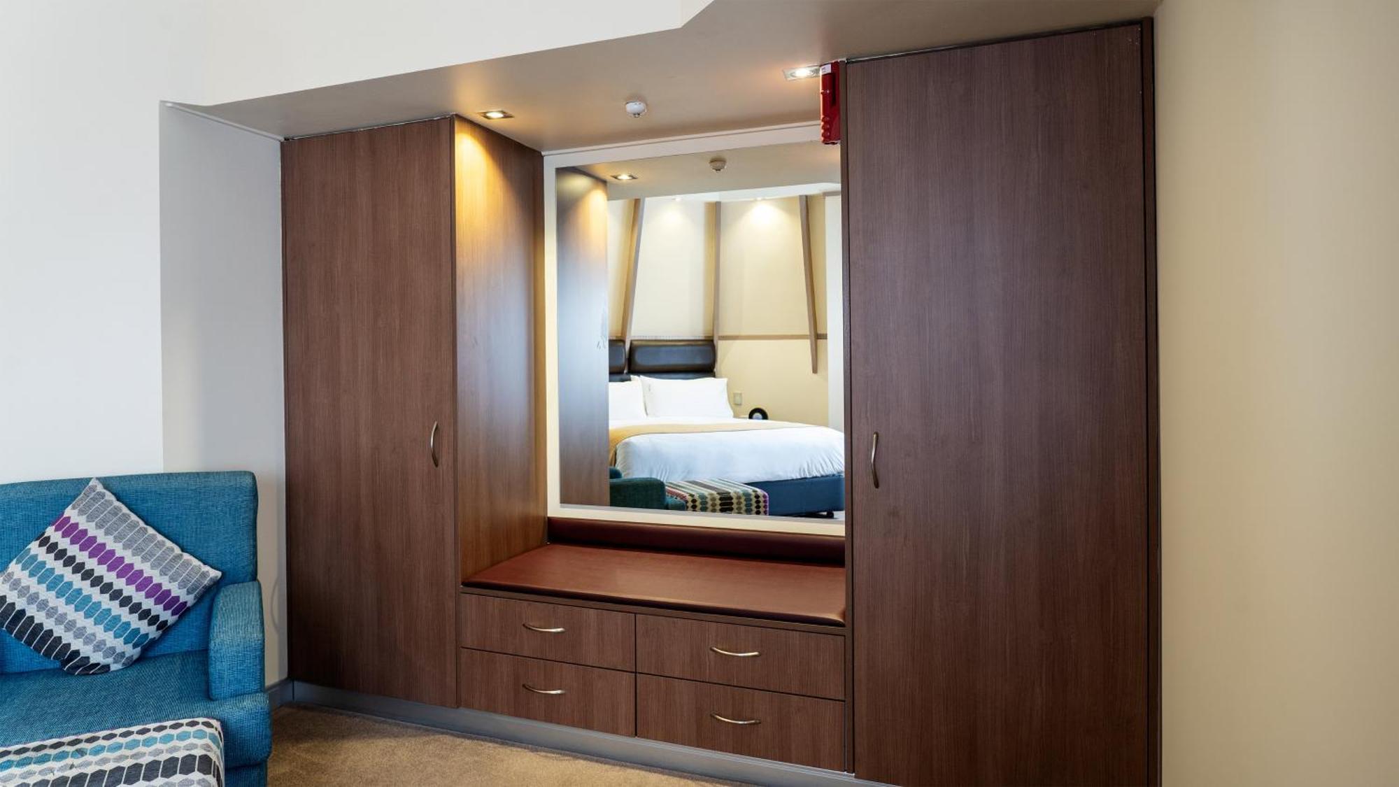 Hotel Airport By Ihg 4*