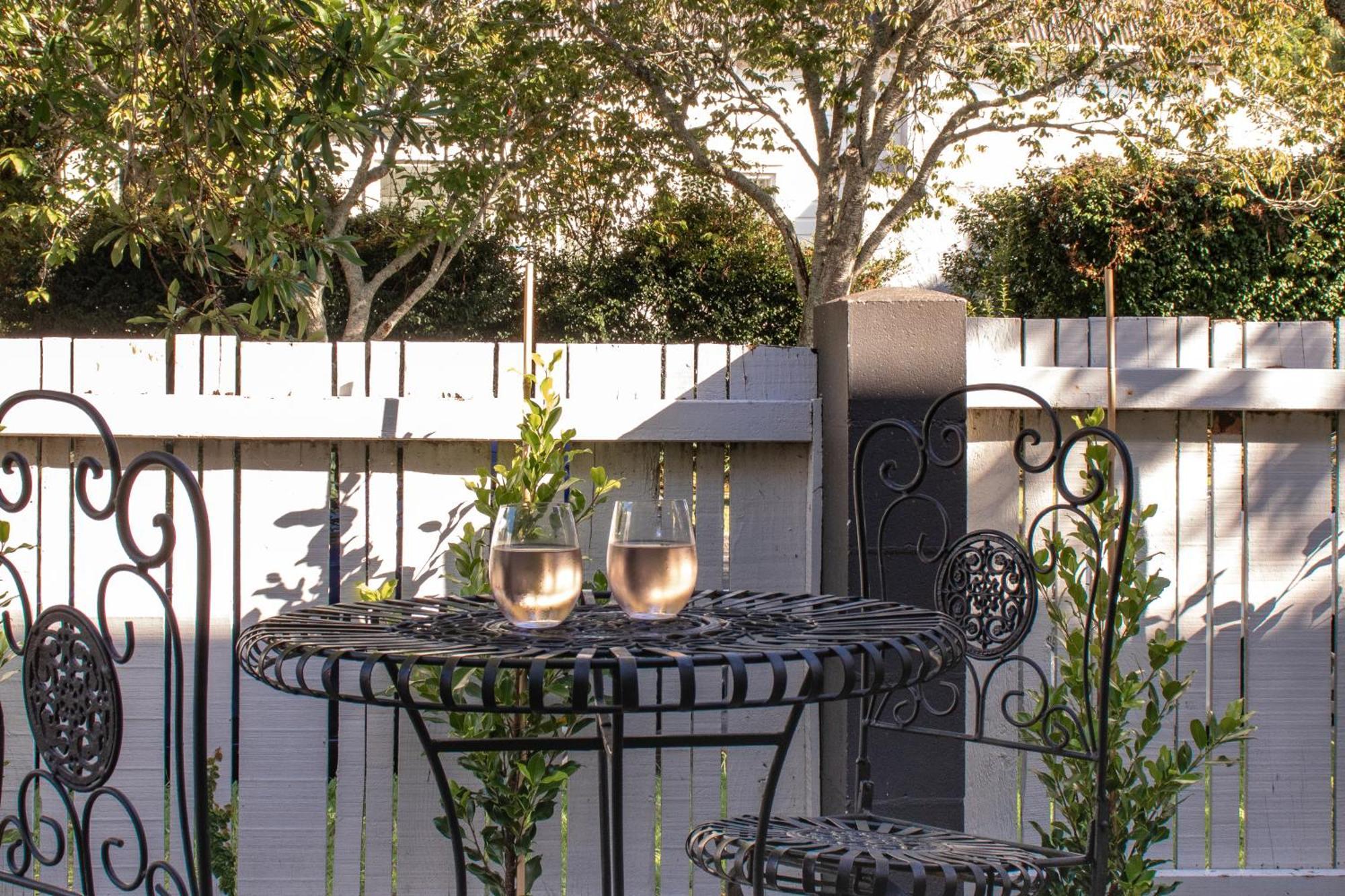 Stylish Central 2bedroom With Parking & Garden Apartment