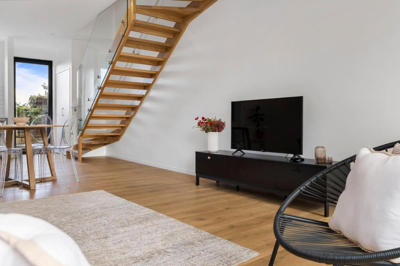 St Vincent Charmer - Stylish Townhouse W Carpark Apartment