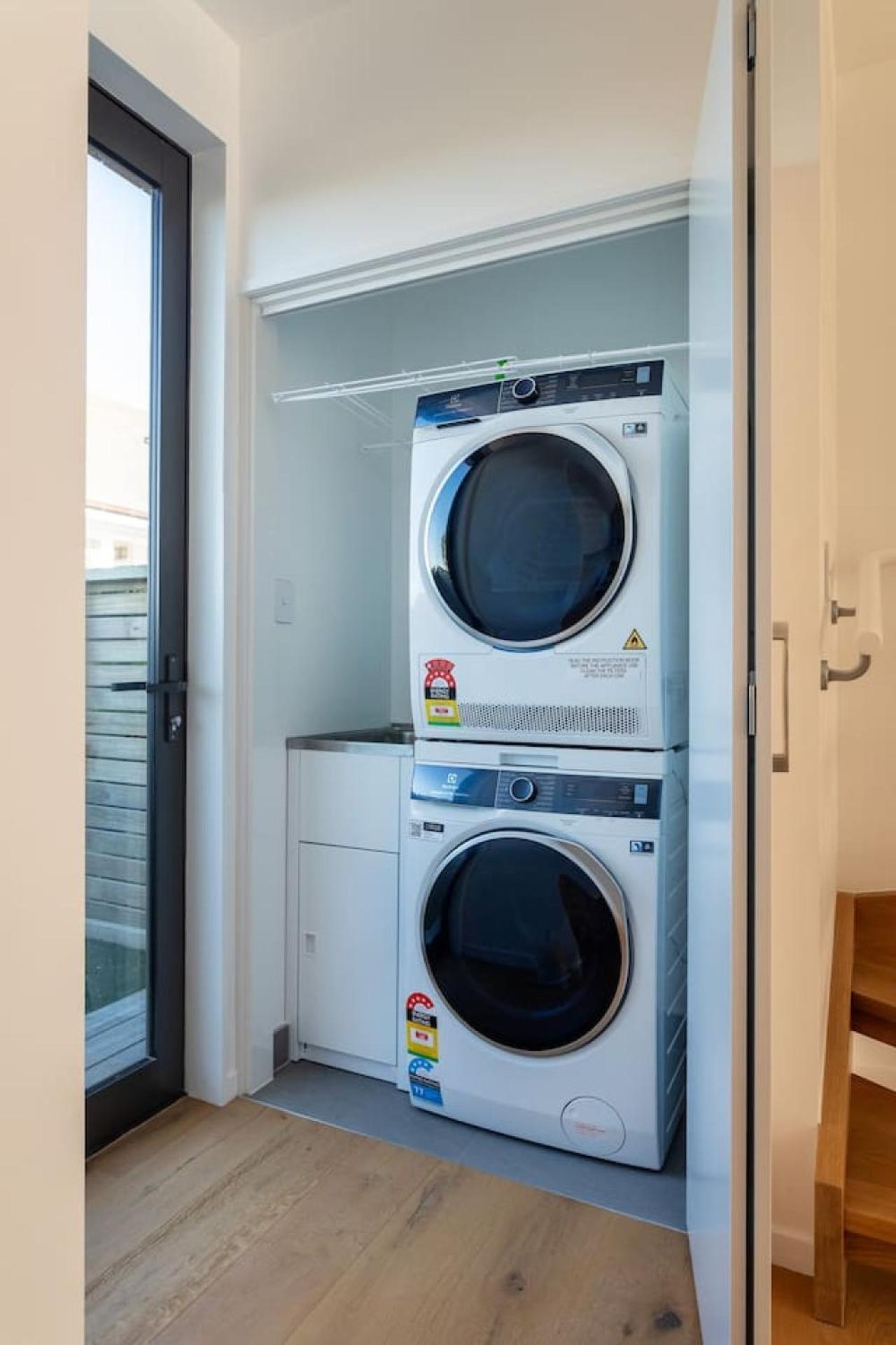 St Vincent Charmer - Stylish Townhouse W Carpark