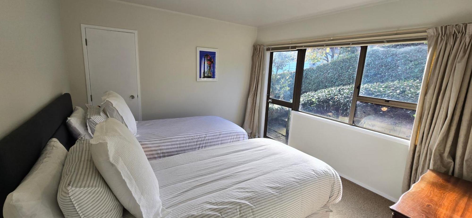 2 Bedroom Home, And Sea Views * Auckland