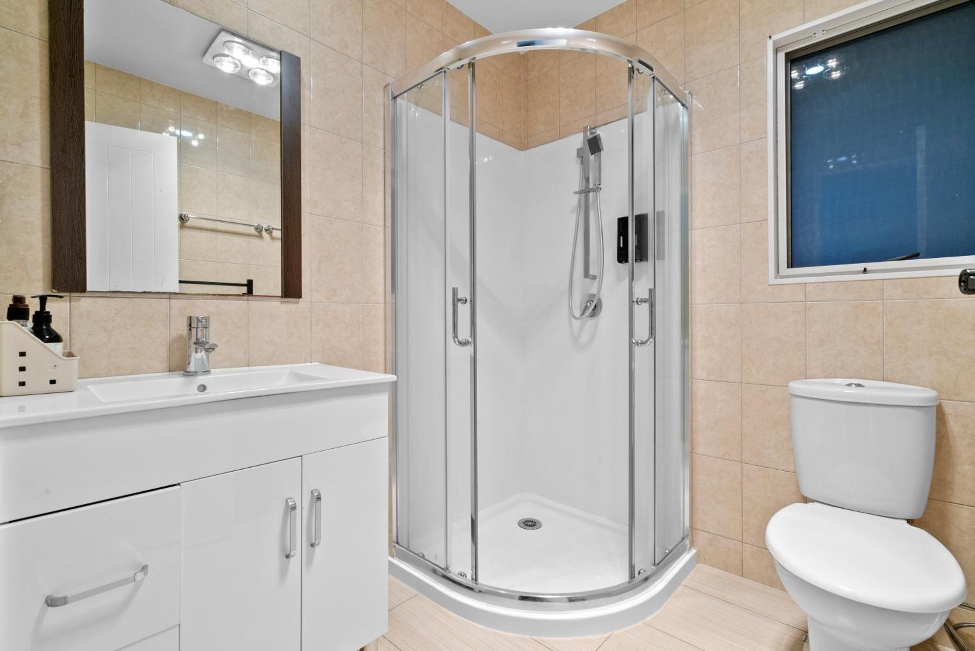 Lux 4 Bedroom In With And Light Breakfast