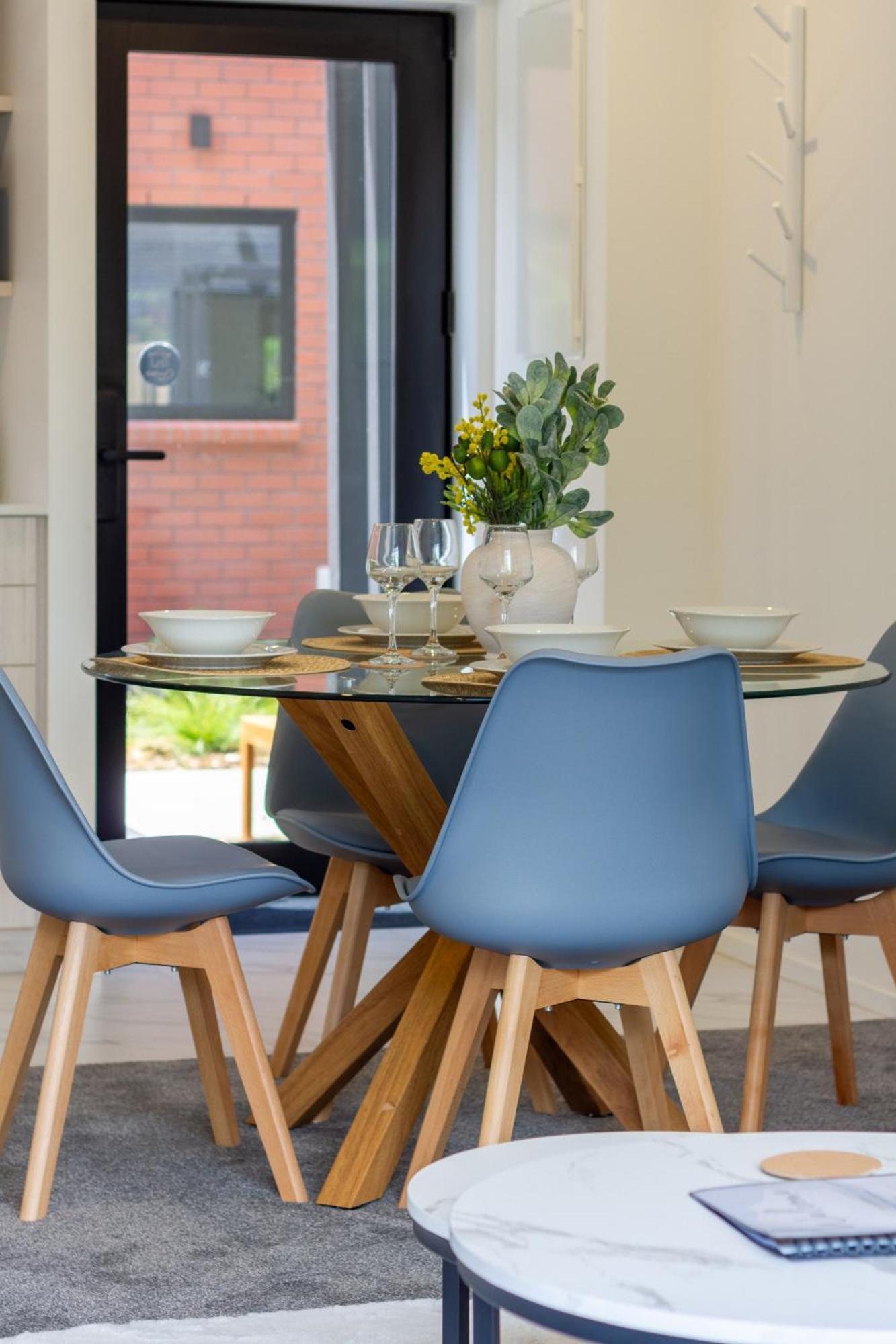 Conveniently Located 2br Townhouse In West Akl