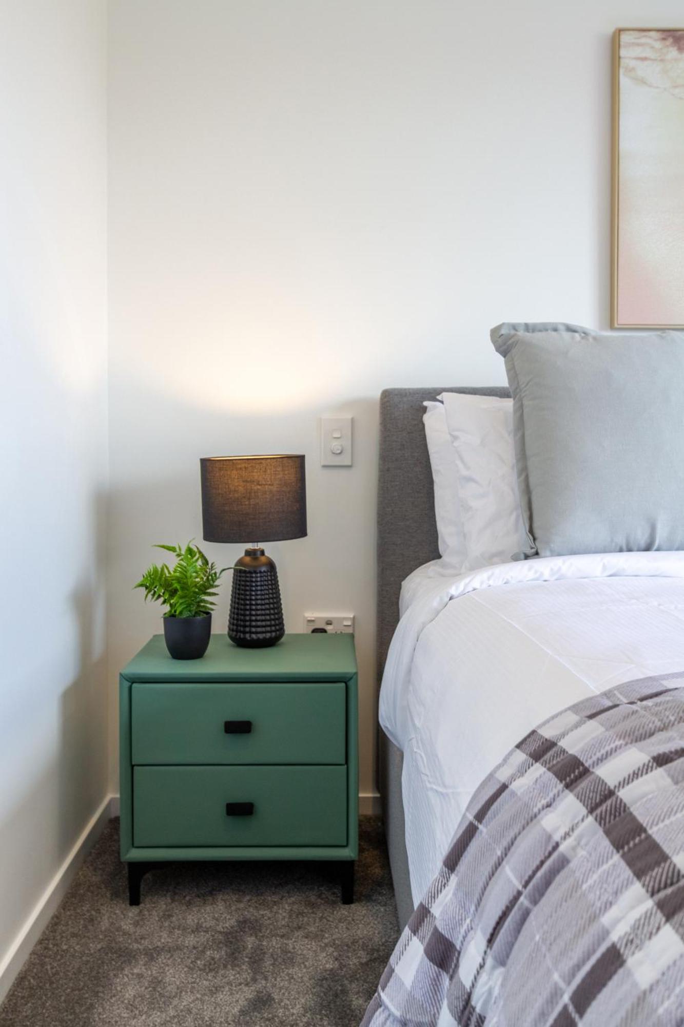 Apartment Conveniently Located 2br Townhouse In West Akl